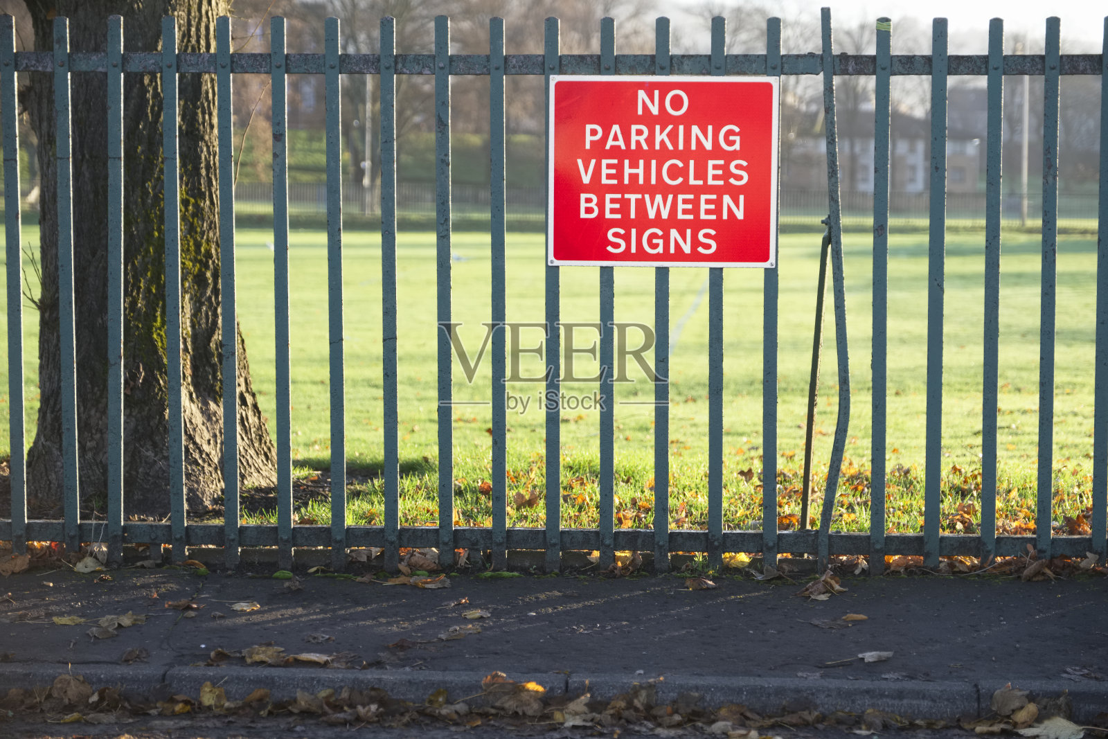 公园路围栏上的红色标志之间不准停车照片摄影图片