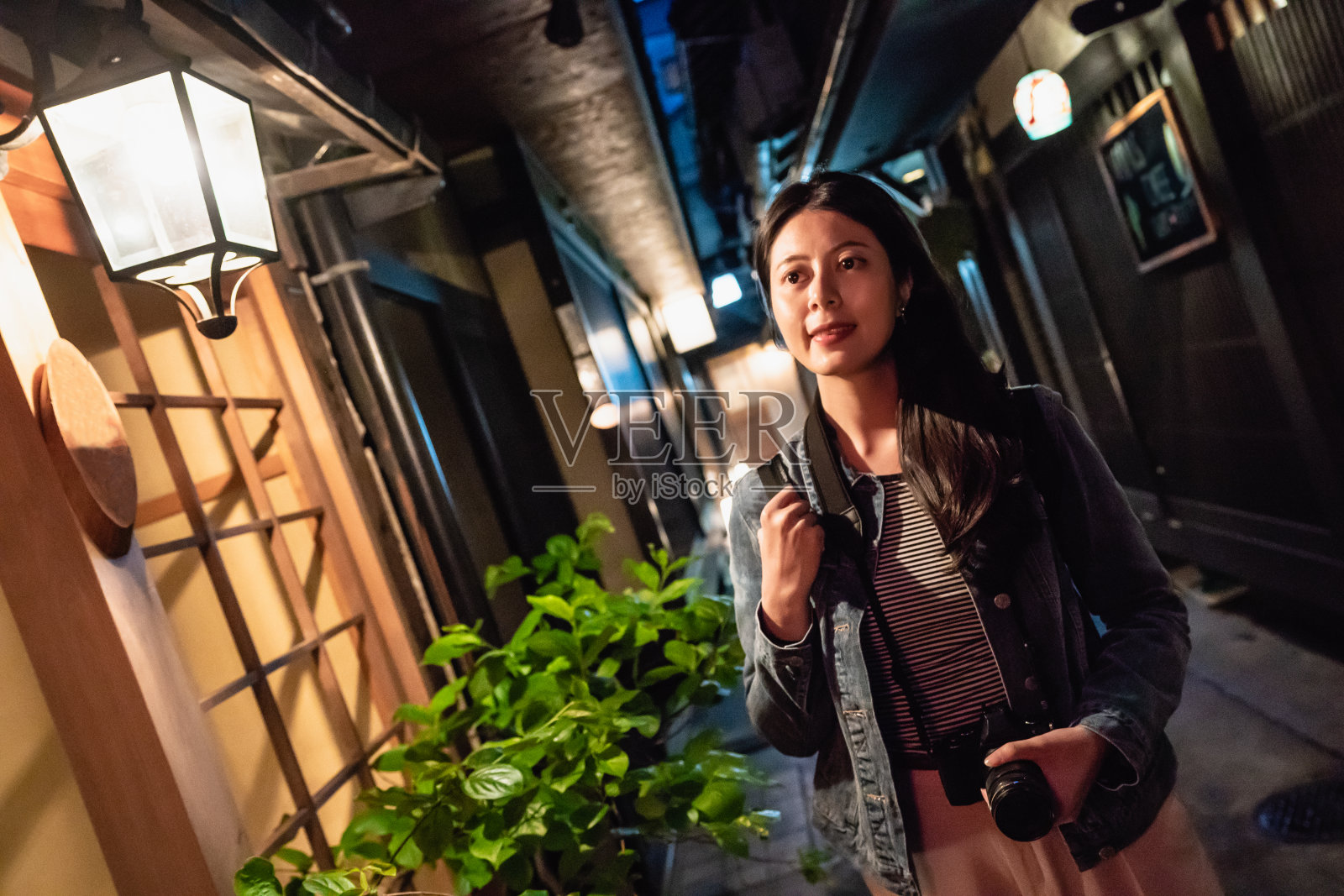 一位美丽的女士在夜晚独自走在小路上照片摄影图片