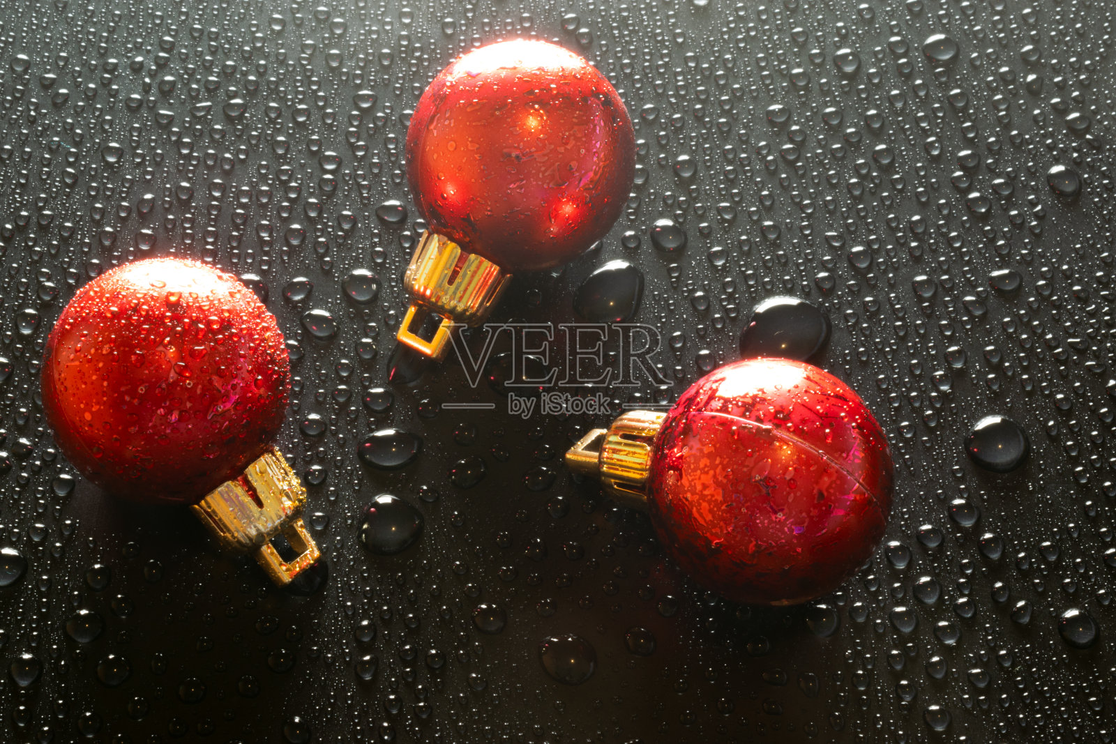 黑色背景上的圣诞地球仪照片摄影图片