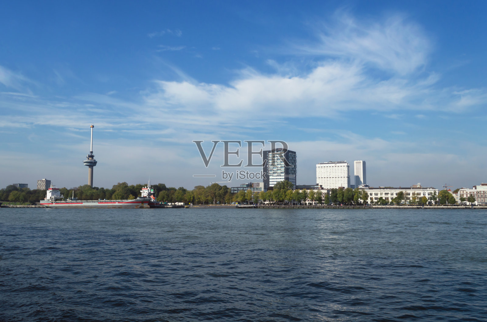 在阳光明媚的10月的一天，从河岸上观看鹿特丹的euromast和城市景观照片摄影图片