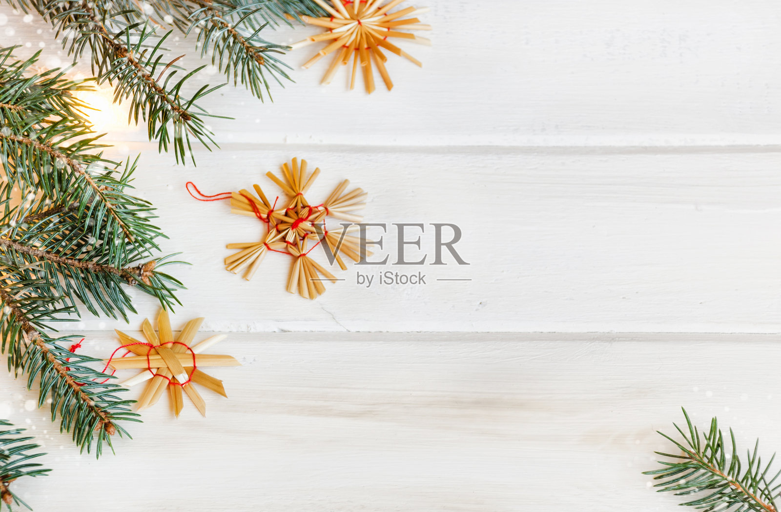 圣诞冷杉树枝在白色的乡村木制背景与文本复制空间照片摄影图片