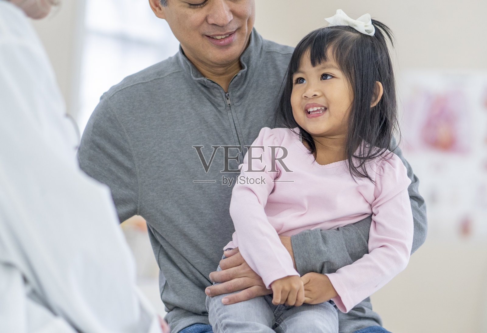 小女孩得到了检查照片摄影图片