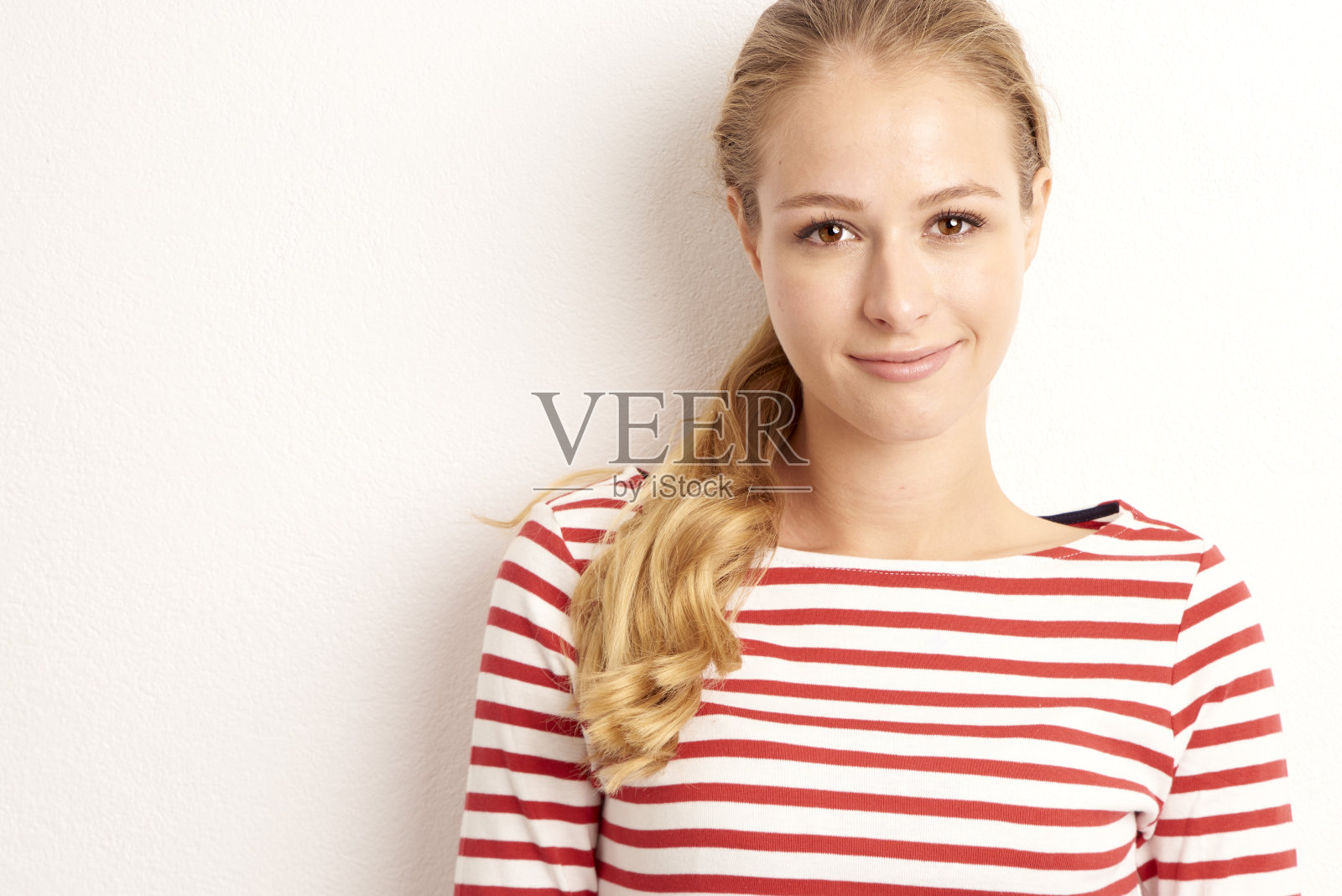 微笑的金发年轻女子工作室肖像照片摄影图片