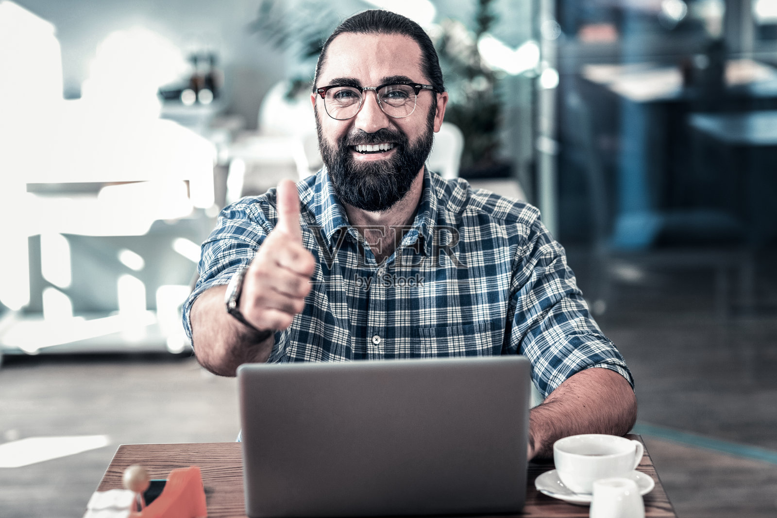 长着胡子、黑眼睛的商人对员工的工作表示赞许照片摄影图片