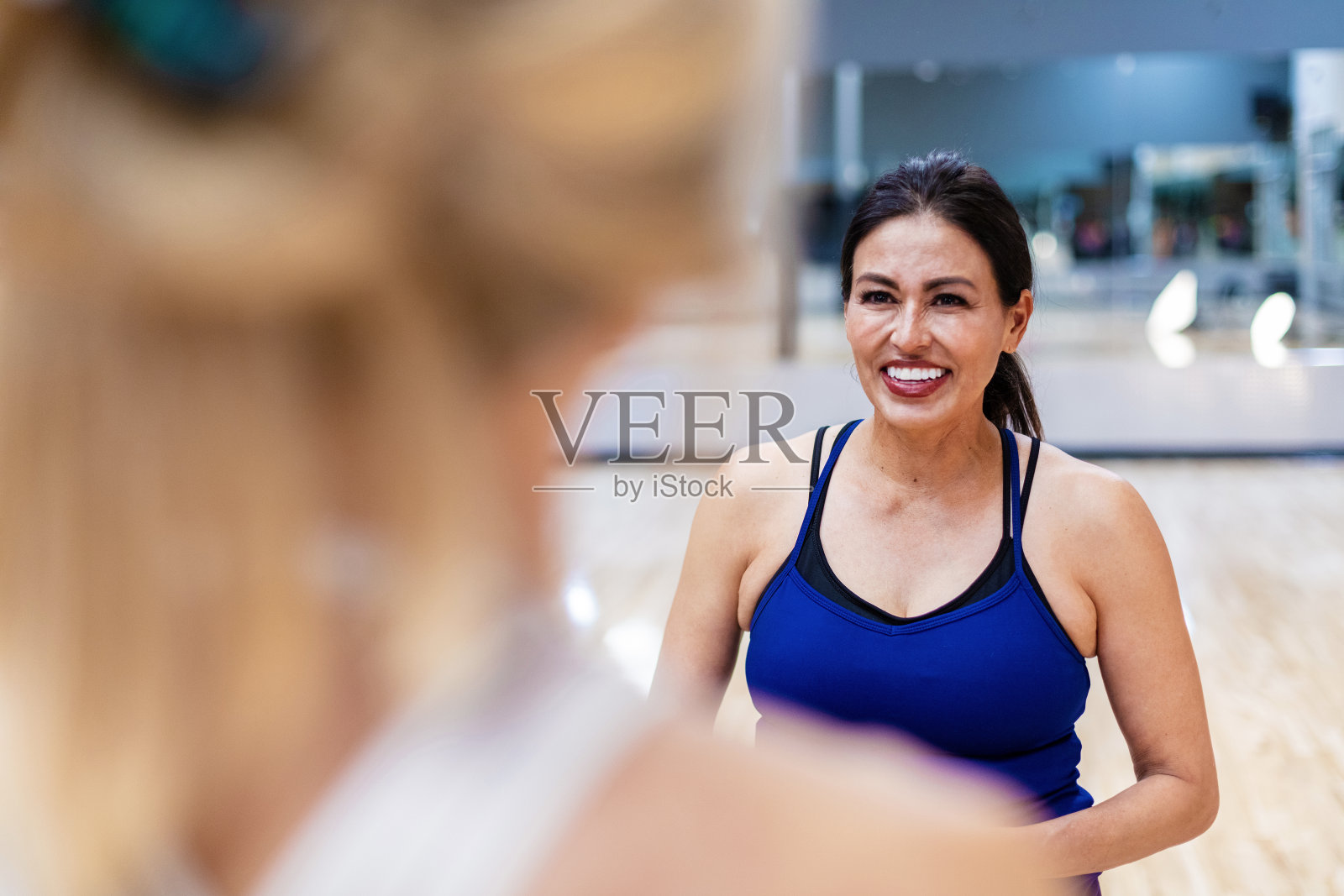 室内健身班女性混合民族健身活动瑜伽照片摄影图片