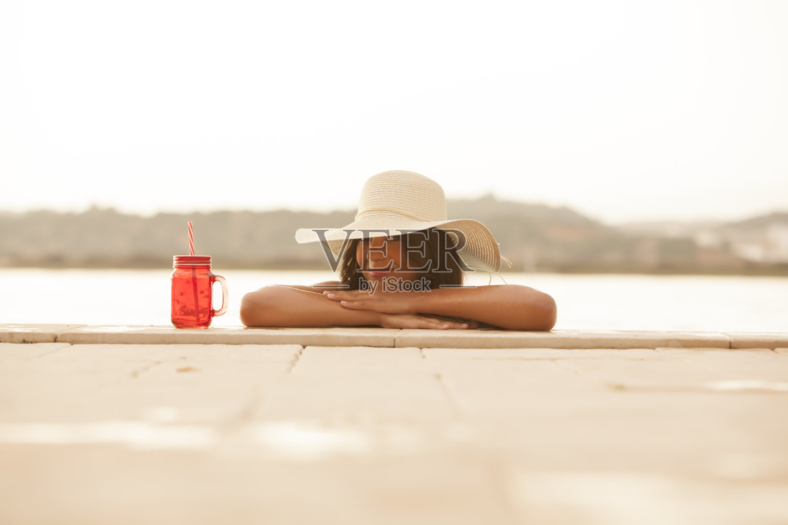 美丽的女人在享受游泳池照片摄影图片