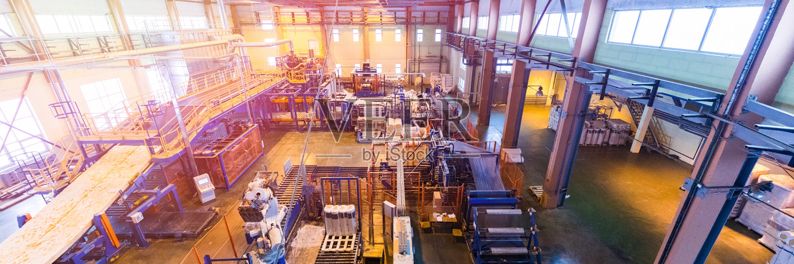 具有制造背景的玻璃纤维生产工业设备照片摄影图片