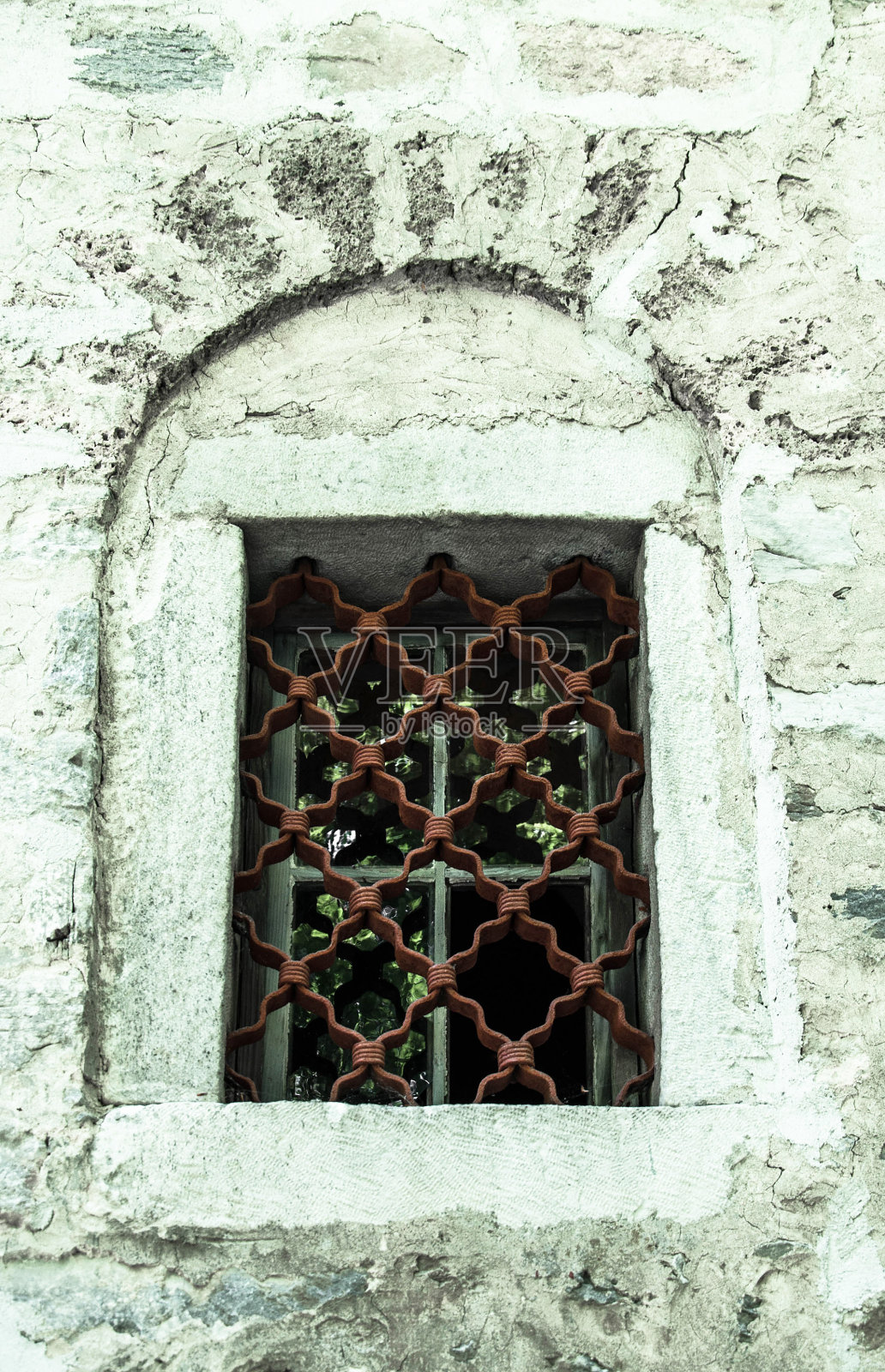 旧建筑中狭窄的格栅窗照片摄影图片