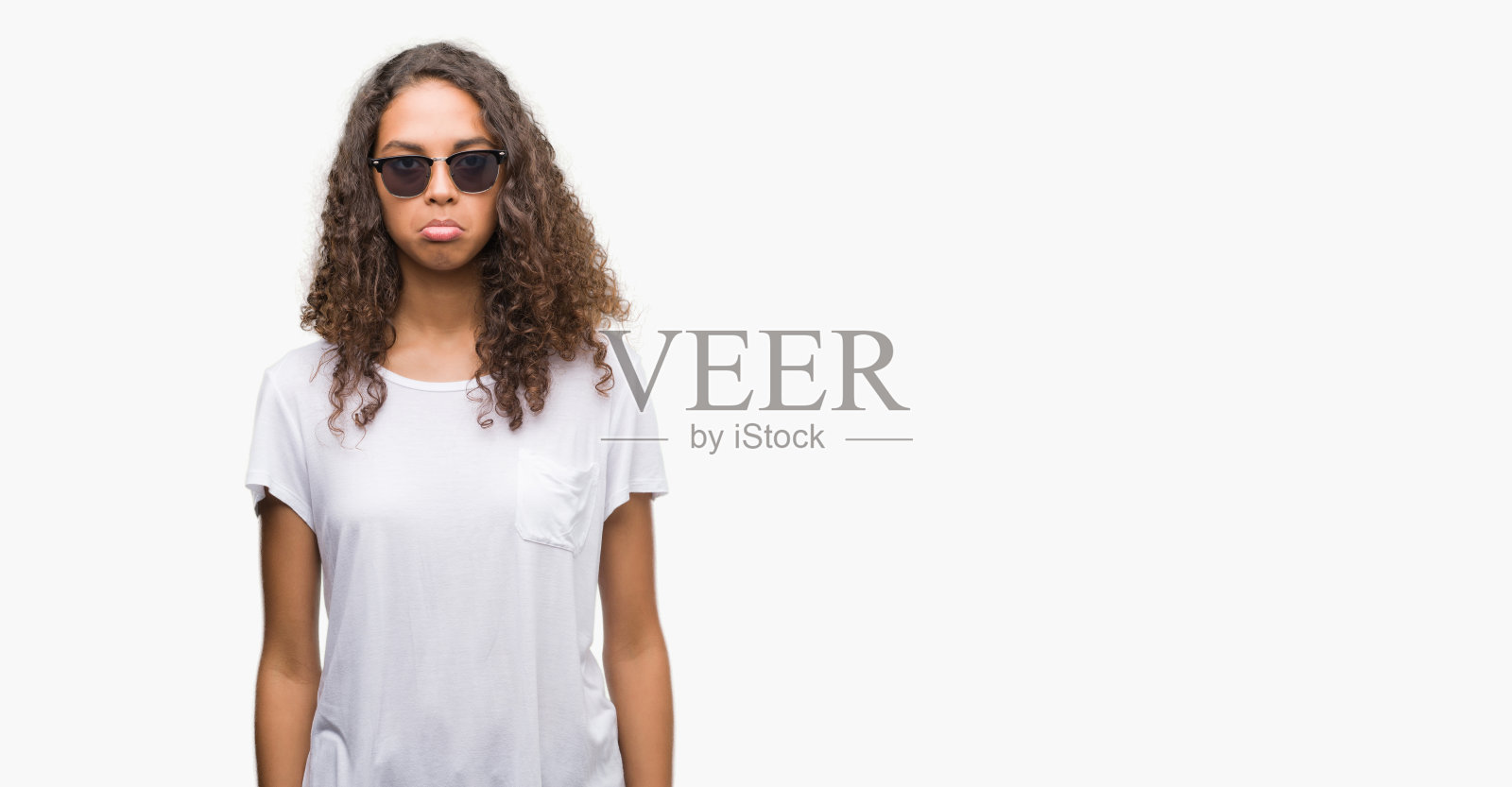 戴着太阳镜的年轻西班牙裔女子因痛苦而感到沮丧和担忧，哭泣、愤怒和害怕，表情悲伤照片摄影图片