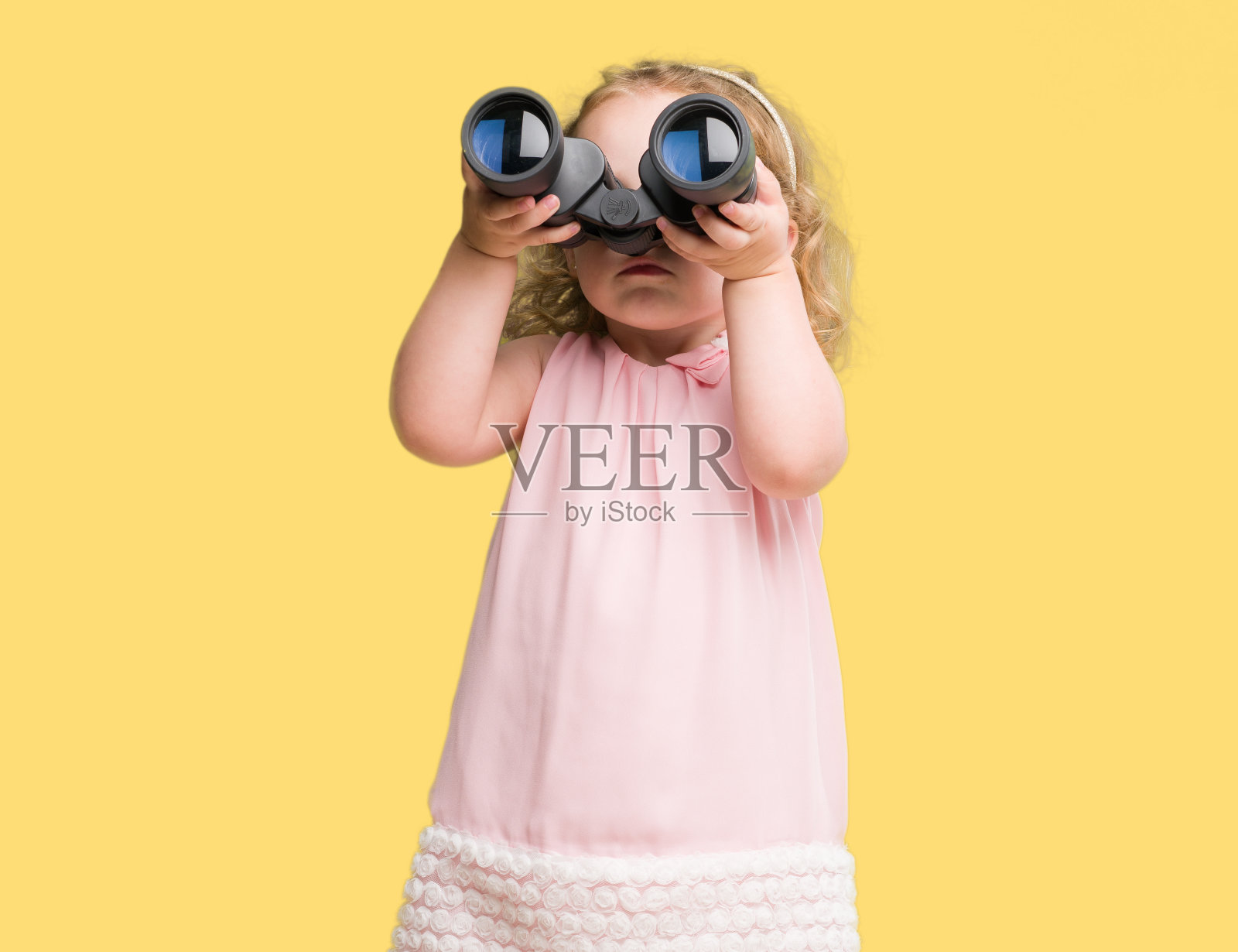 漂亮的金发小孩在打手势照片摄影图片