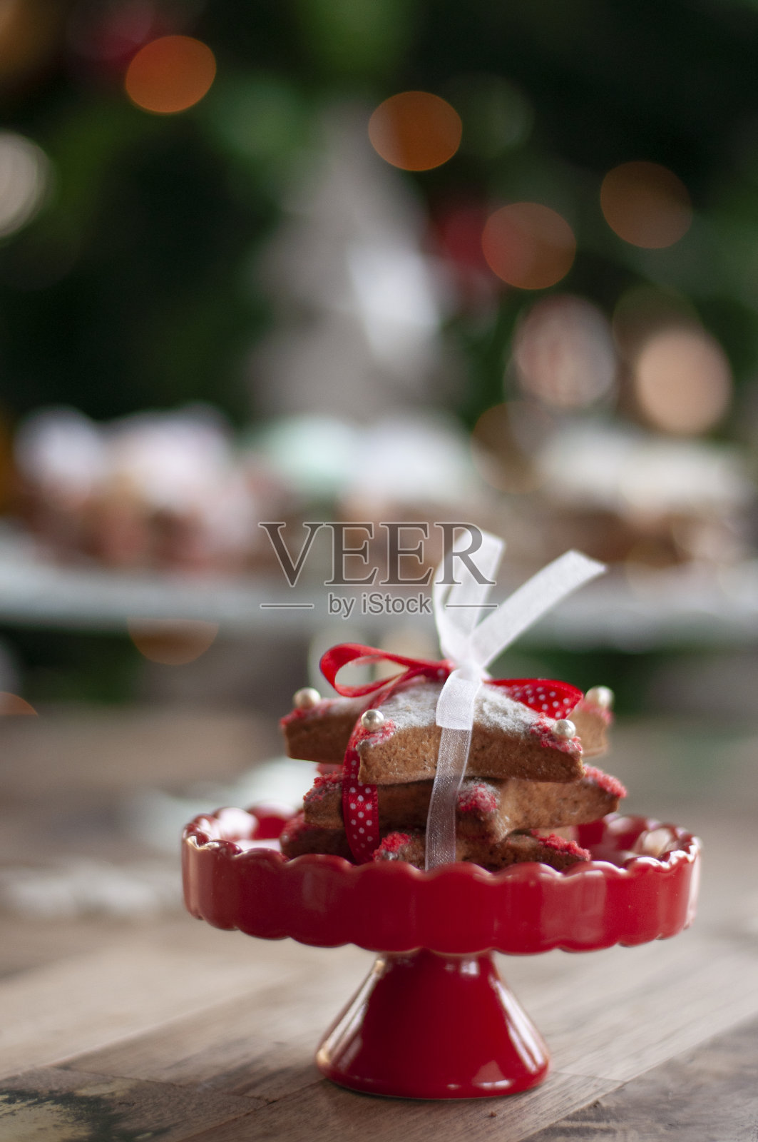 圣诞和新年礼物和装满糖果、酒精、巧克力和饼干的篮子照片摄影图片