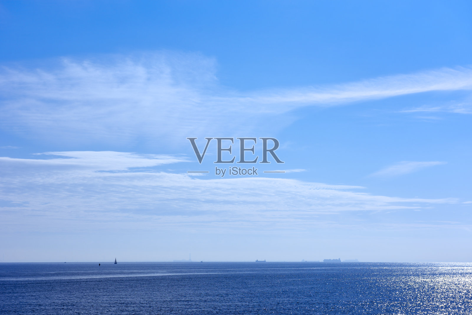 太阳在晴朗的天空下照耀着灿烂的海面照片摄影图片