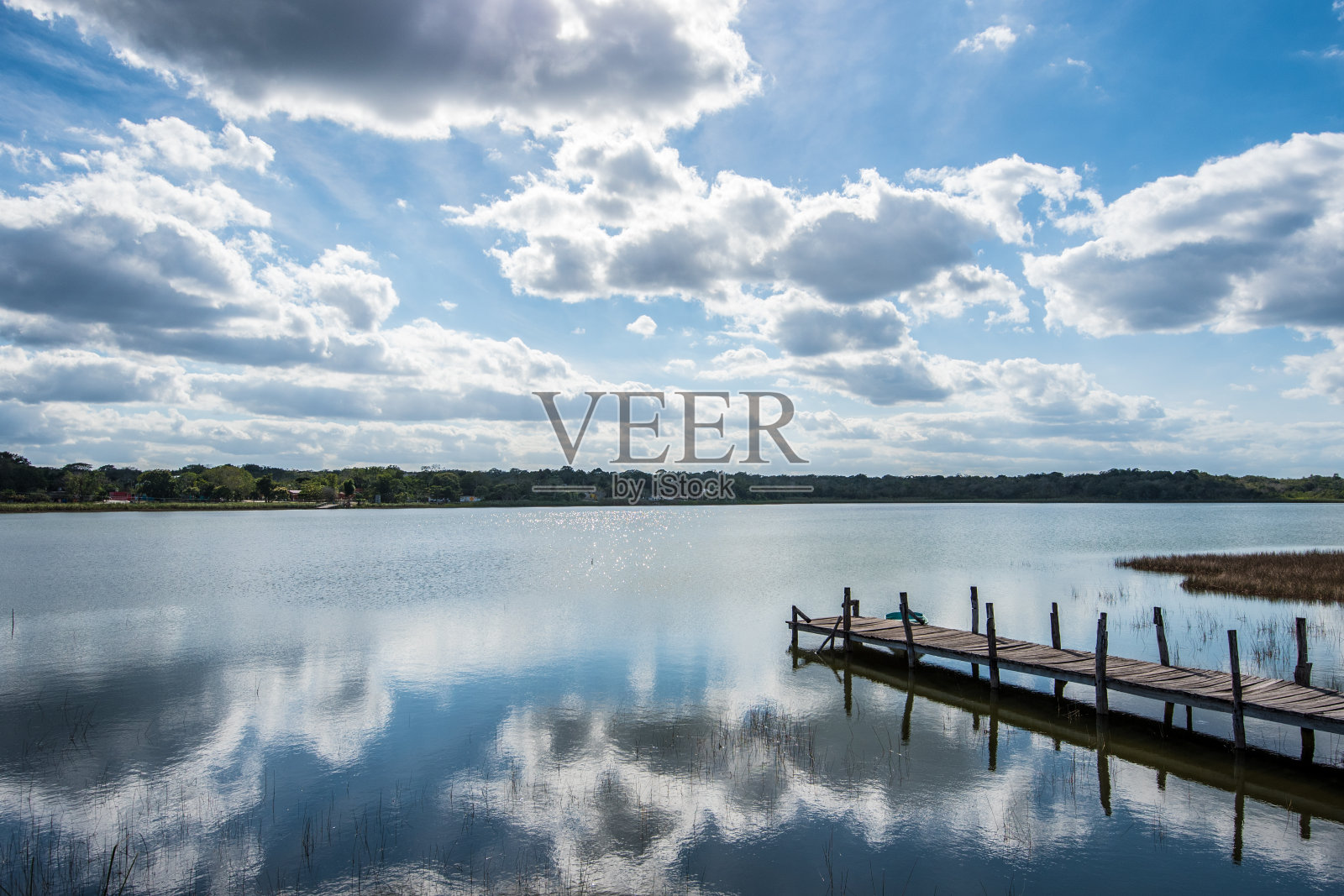 坎昆湖倒影照片摄影图片