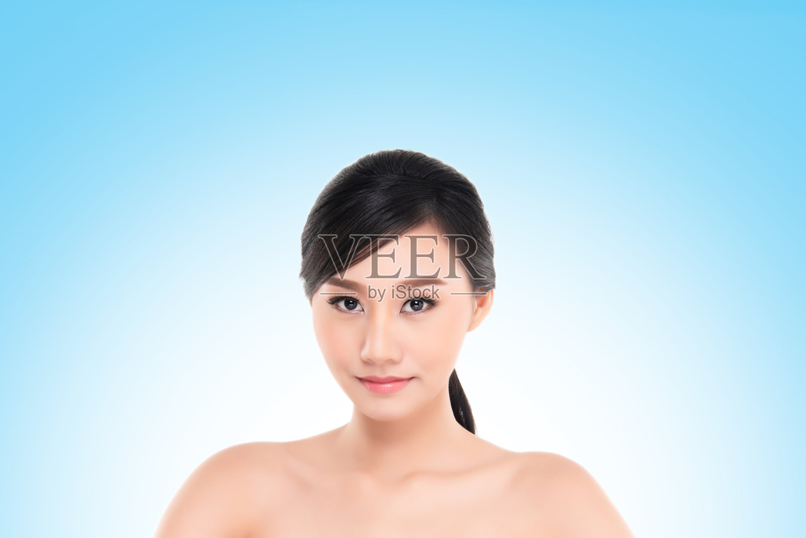 美丽年轻的亚洲女人与清洁新鲜的皮肤照片摄影图片