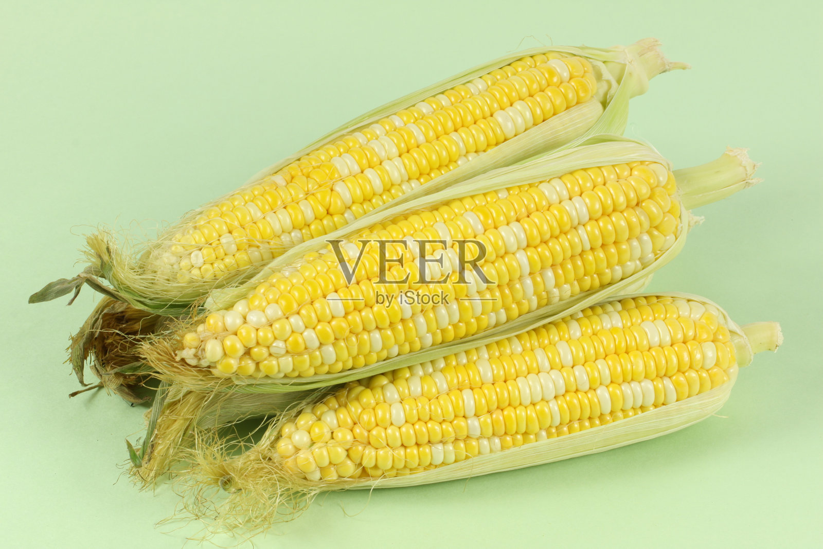 绿色背景下的玉米照片摄影图片