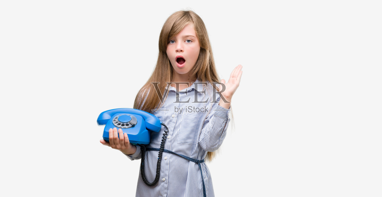 年轻的金发蹒跚学步的孩子拿着老式电话非常高兴和兴奋，胜利者的表情庆祝胜利尖叫着大大的微笑和举起手照片摄影图片