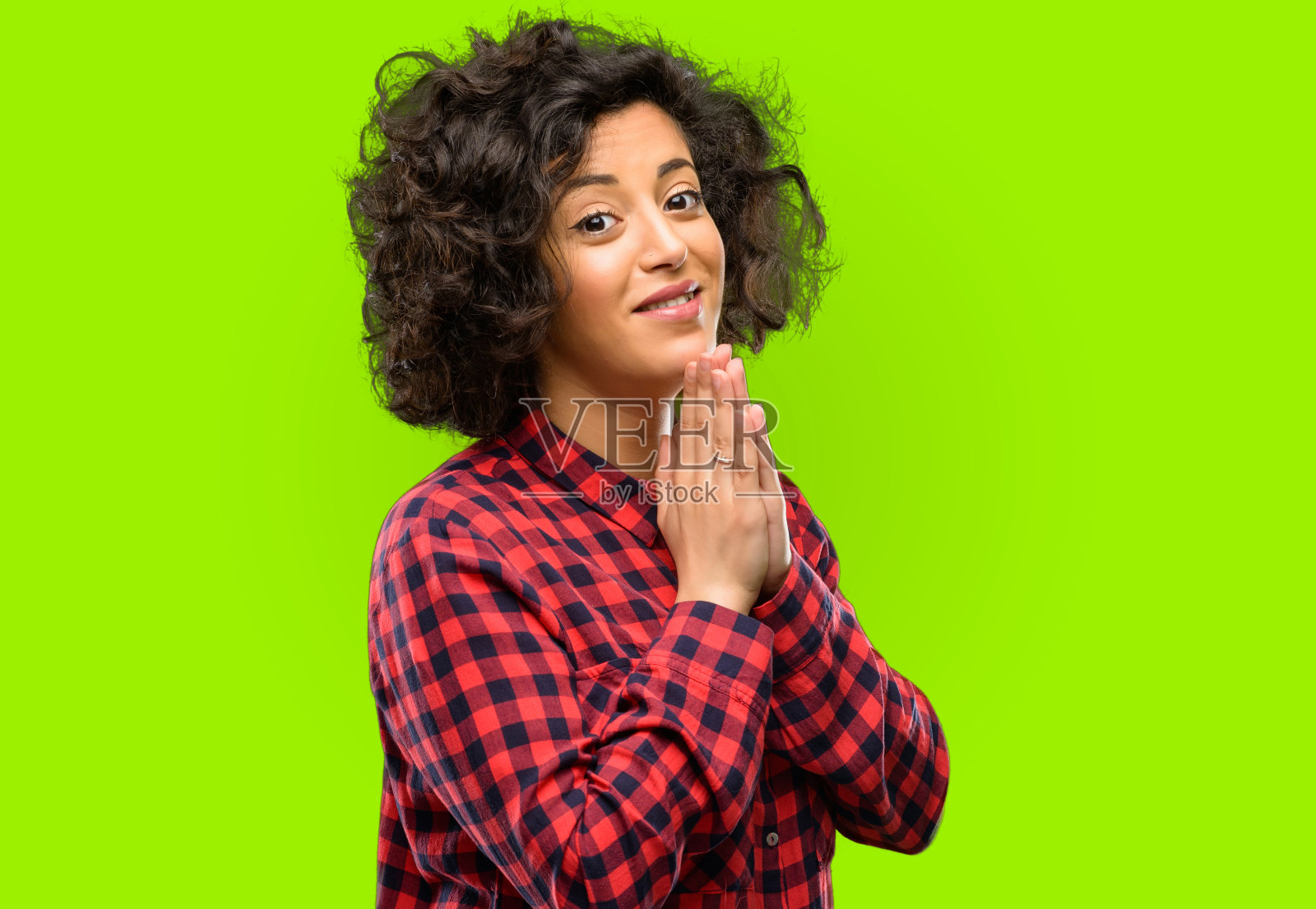 美丽的阿拉伯妇女双手合十，以祈祷的姿势，表达希望和请的概念照片摄影图片