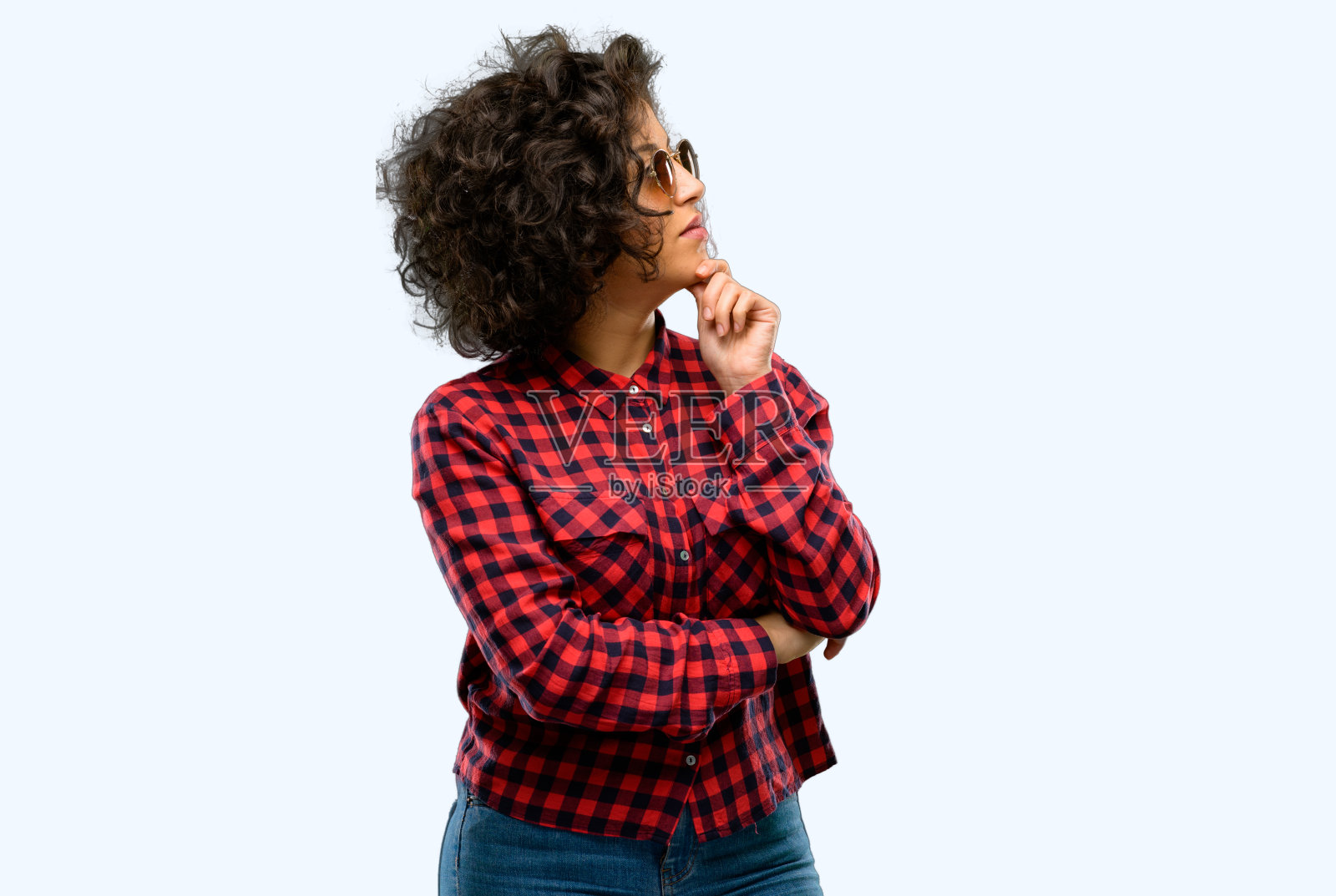 美丽的阿拉伯女人一边思考一边仰望，表达着怀疑和疑惑照片摄影图片