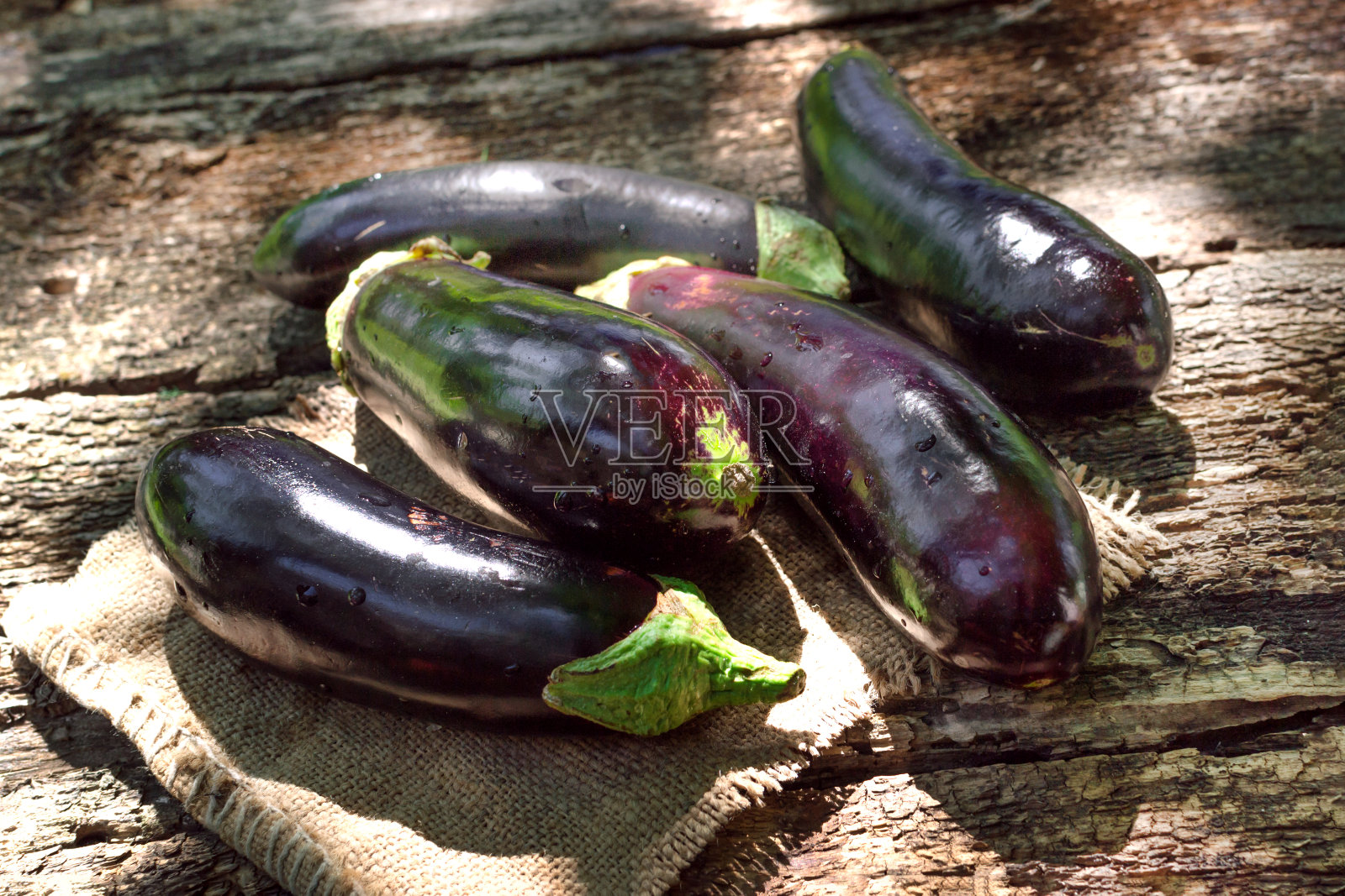 以木为背景的乡村风格的蔬菜照片摄影图片