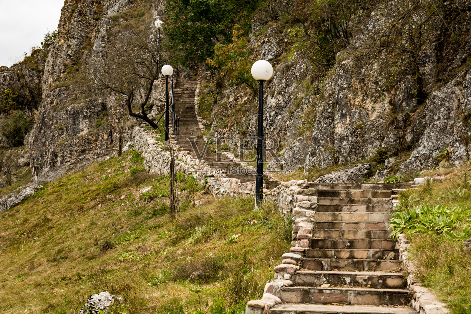 通往圣彼得和保罗教堂所在洞穴的楼梯。它建于13世纪，位于古老山上的Rsovci村。照片摄影图片