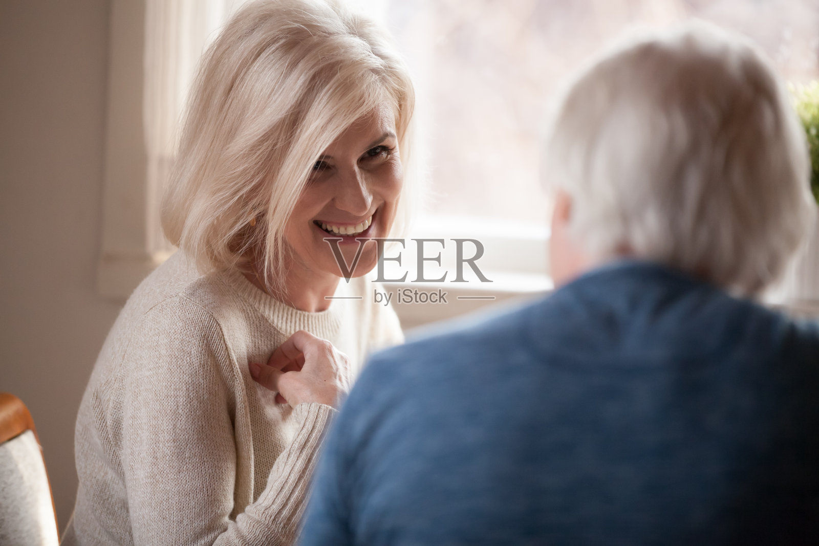 相爱的老夫妇在家里有说有笑照片摄影图片