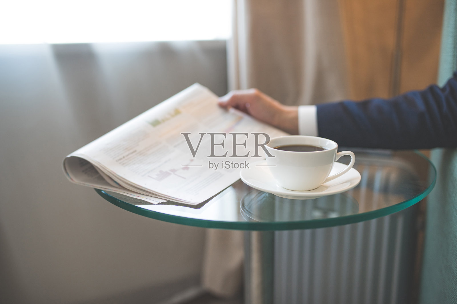 男人的手拿着报纸照片摄影图片