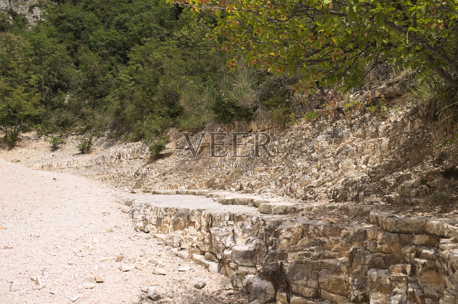 岩石山坡上的小路(马尔凯，意大利，欧洲)照片摄影图片