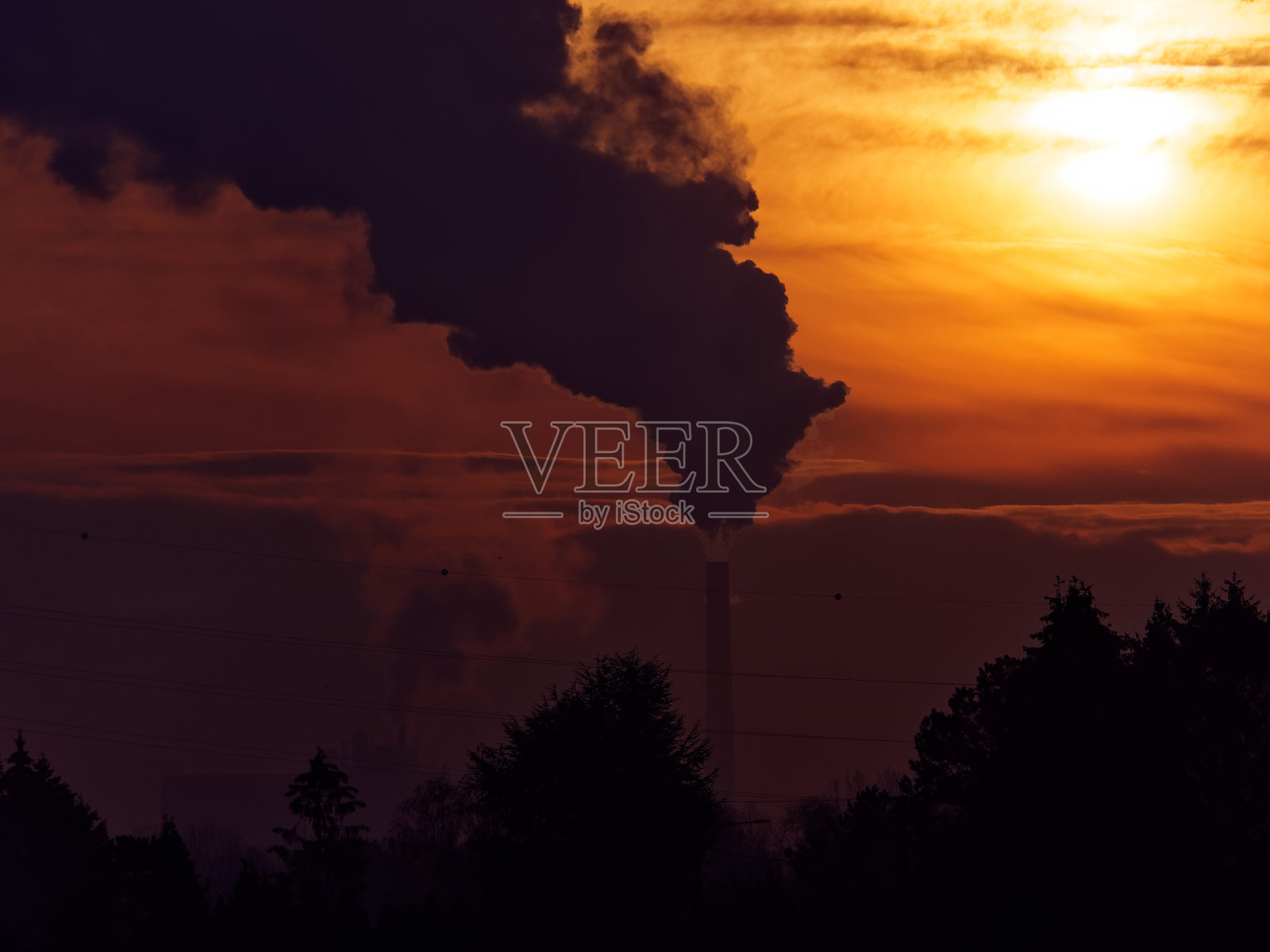 水泥厂排出的浓烟照片摄影图片