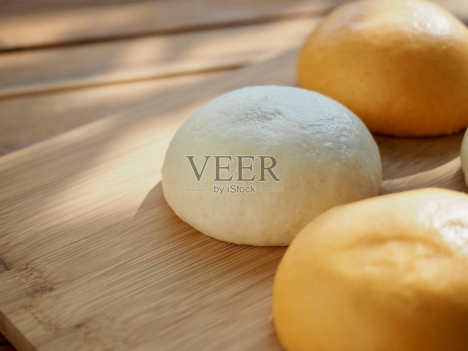 亚洲食物馒头，红豆沙馅的馒头和披萨照片摄影图片