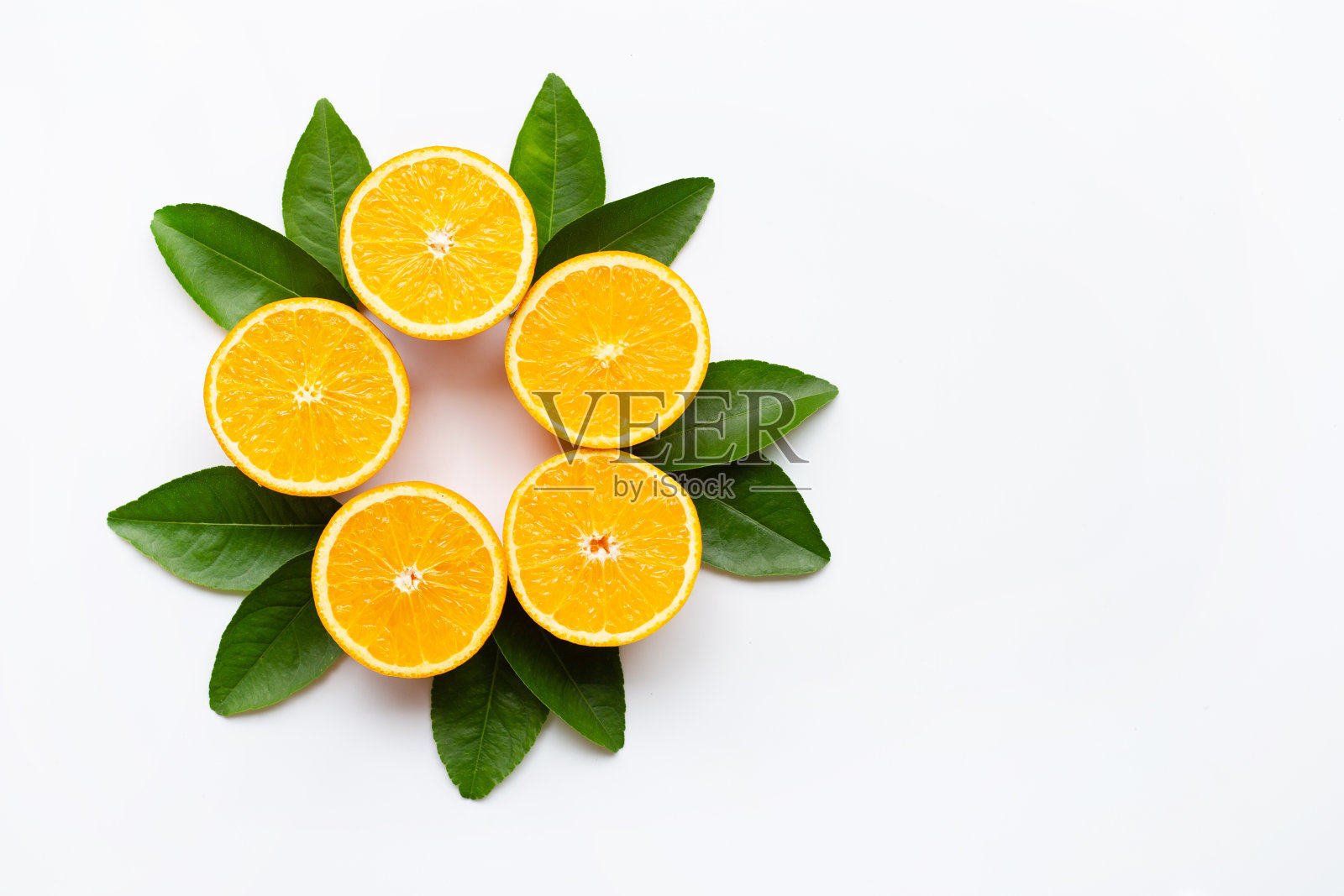 白色背景上的橘子和绿叶。照片摄影图片