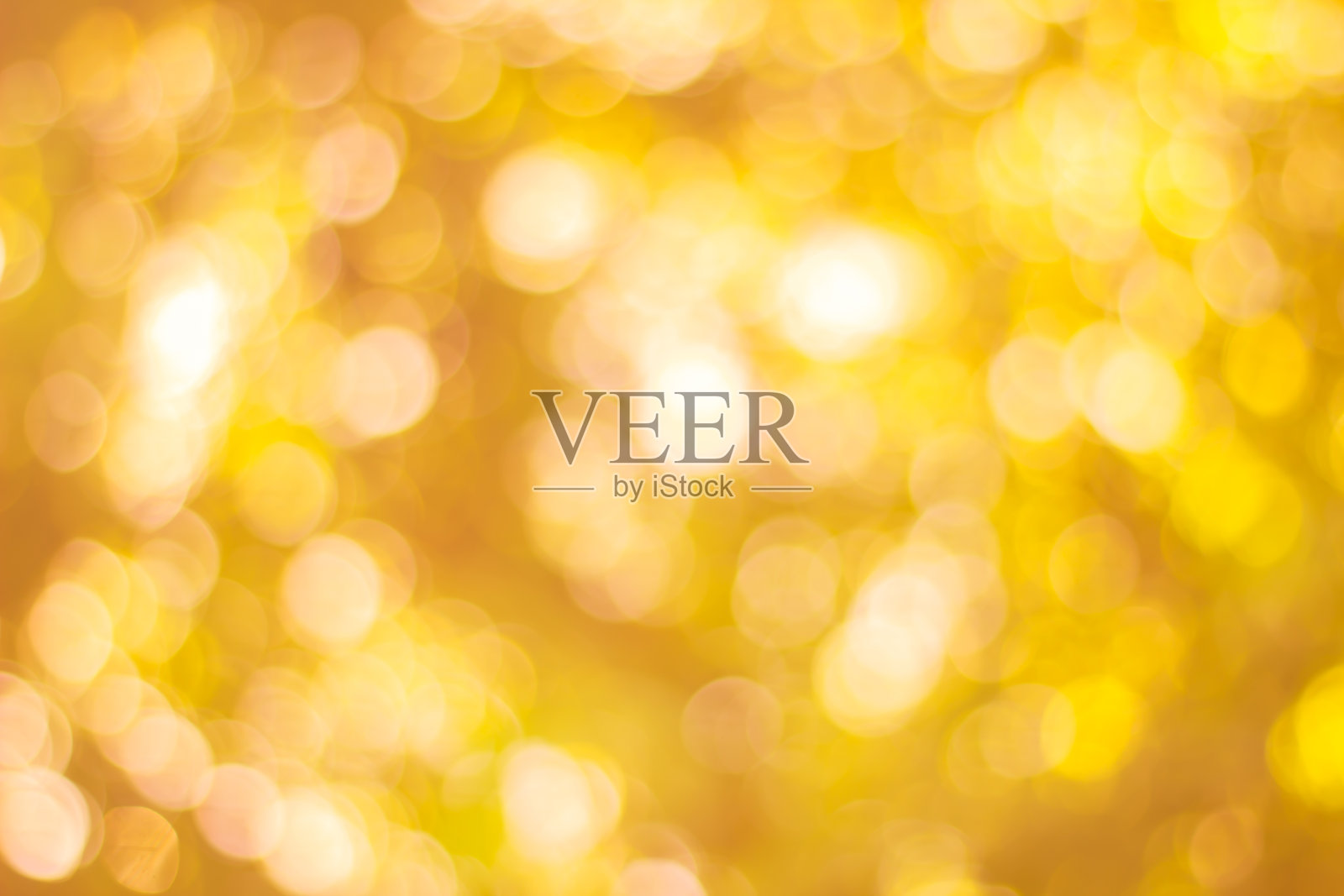 抽象迷人的白色银色和金色散景灯闪闪发光。散焦背景有豪华的金色派对邀请生日，周年纪念，假日，新yearâ的前夕或圣诞节。照片摄影图片