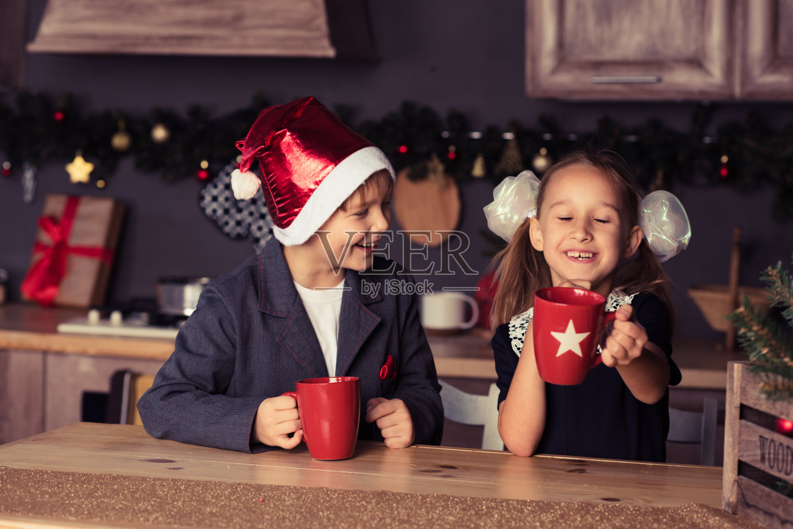 男孩和女孩在新年照片摄影图片