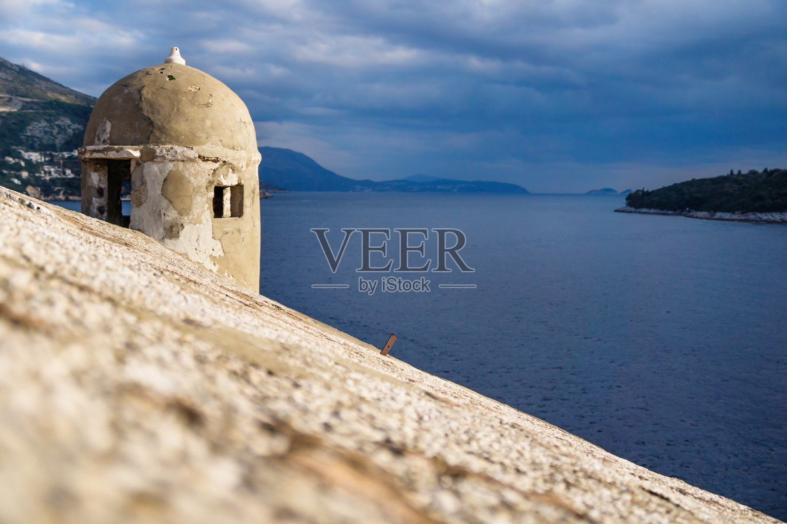 克罗地亚沿海杜布罗夫尼克要塞的瞭望塔照片摄影图片