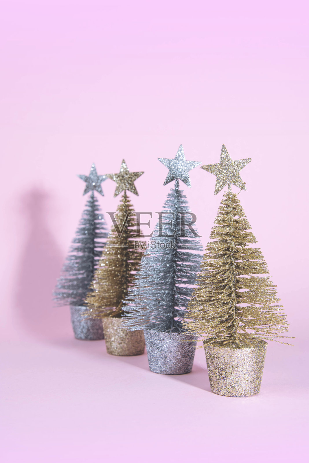 圣诞树在浅蓝色的背景。圣诞节和假日概念。照片摄影图片