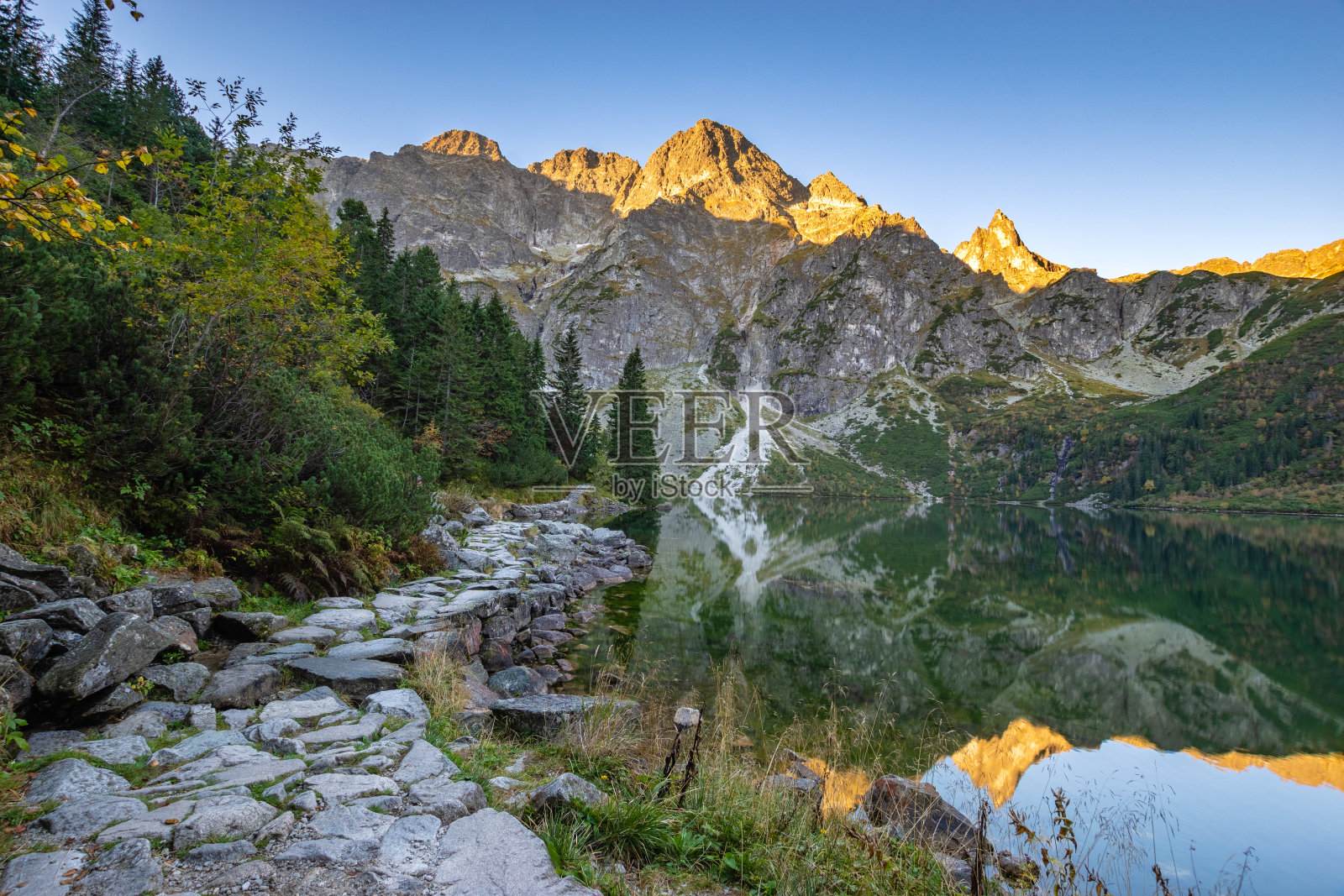 日出时的高山湖泊——波兰塔特拉山脉的摩尔斯基奥科照片摄影图片