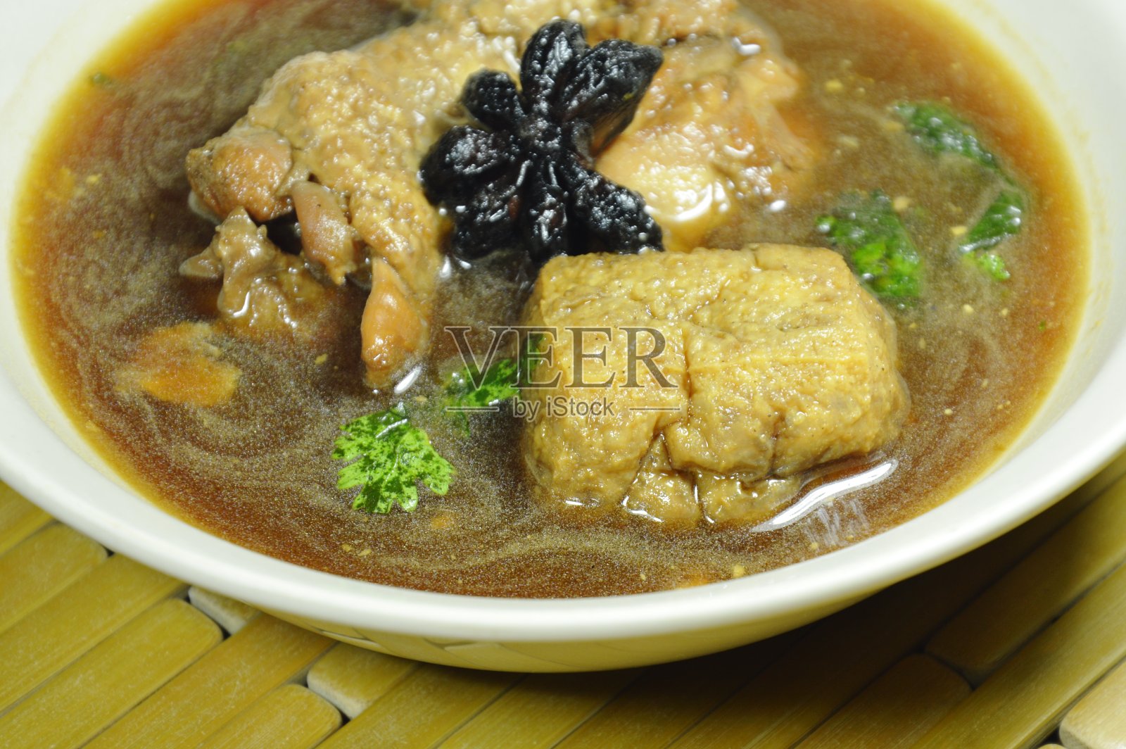 水煮鸡腿和炸豆腐配中药黑汤照片摄影图片