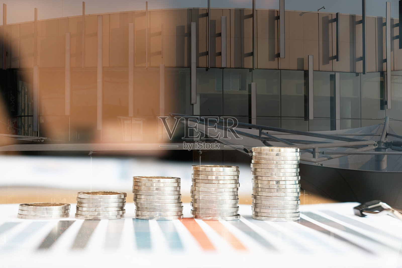 硬币堆叠和业务增长。在办公室工作的商人。照片摄影图片