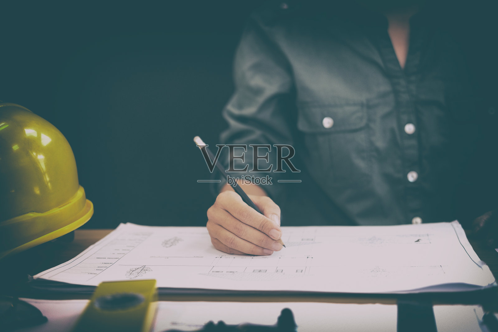 建筑工程师工作场所的房地产项目的房子蓝图。建筑的概念照片摄影图片