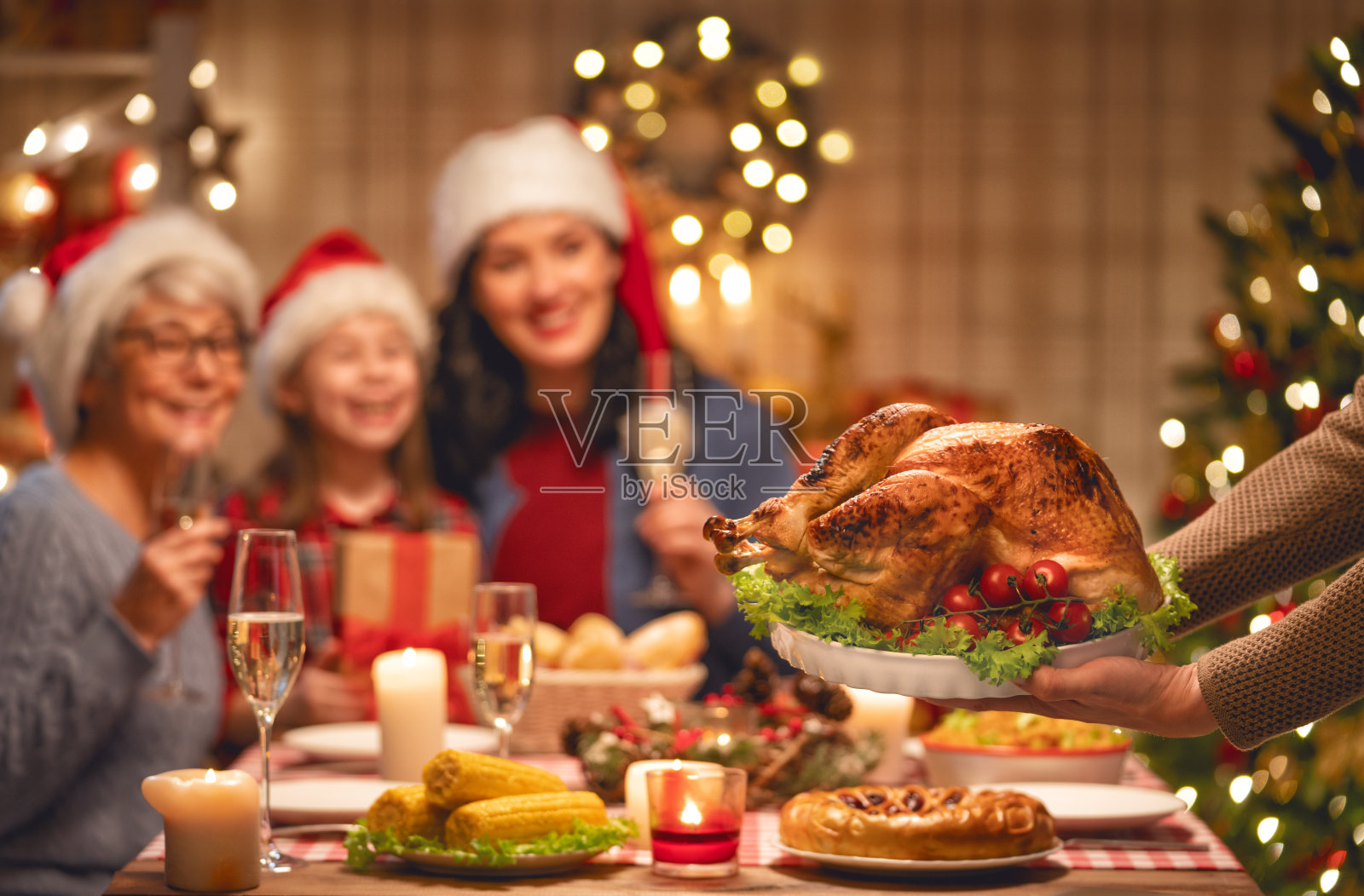 家庭庆祝圣诞节照片摄影图片