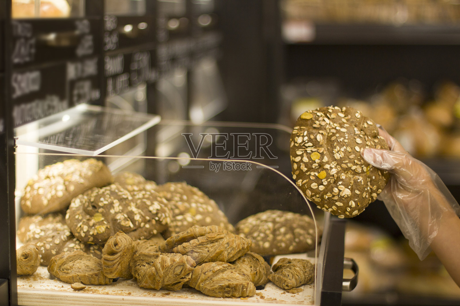 女人们在市场上用手挑选面包照片摄影图片