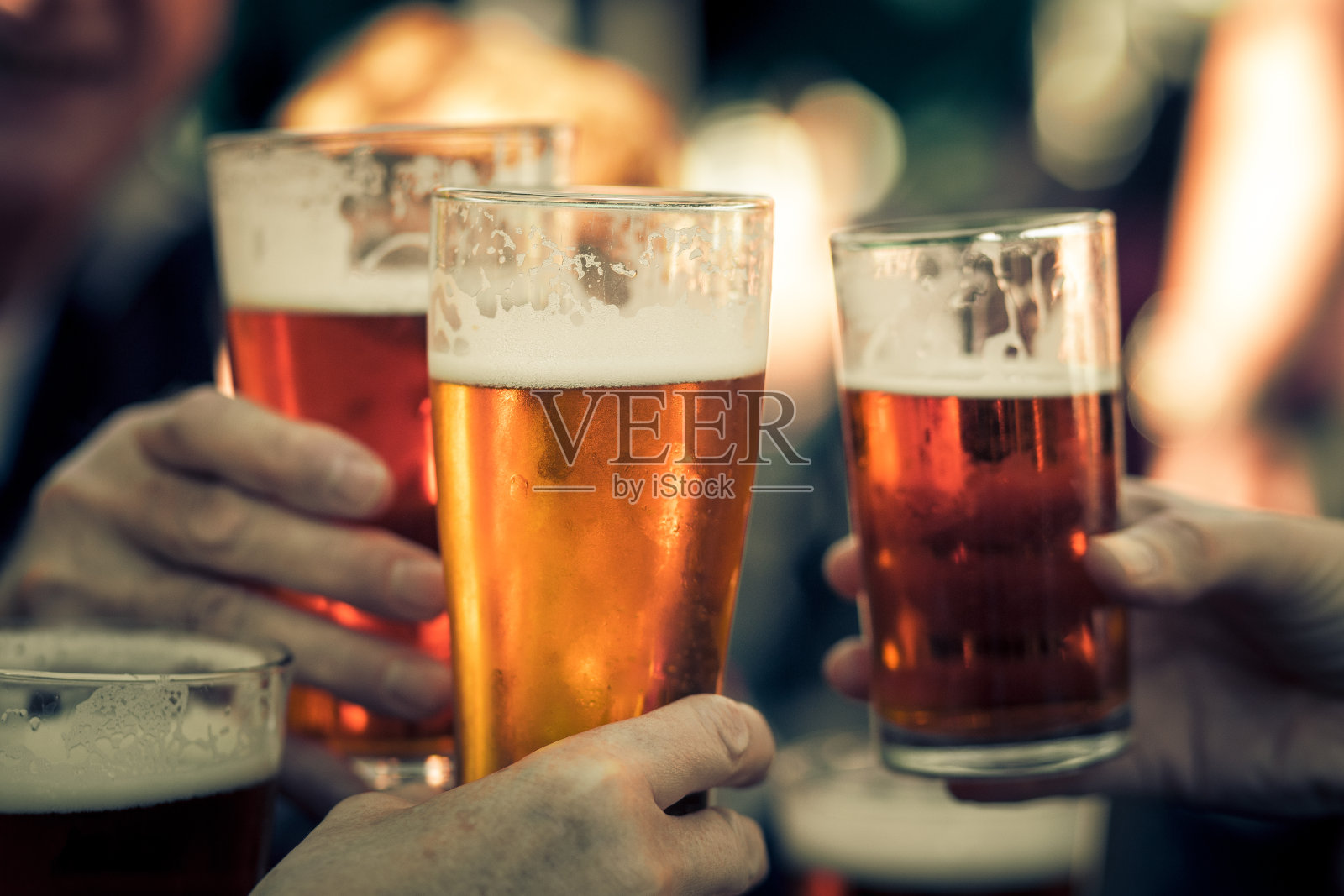 干杯庆祝用品脱啤酒干杯照片摄影图片