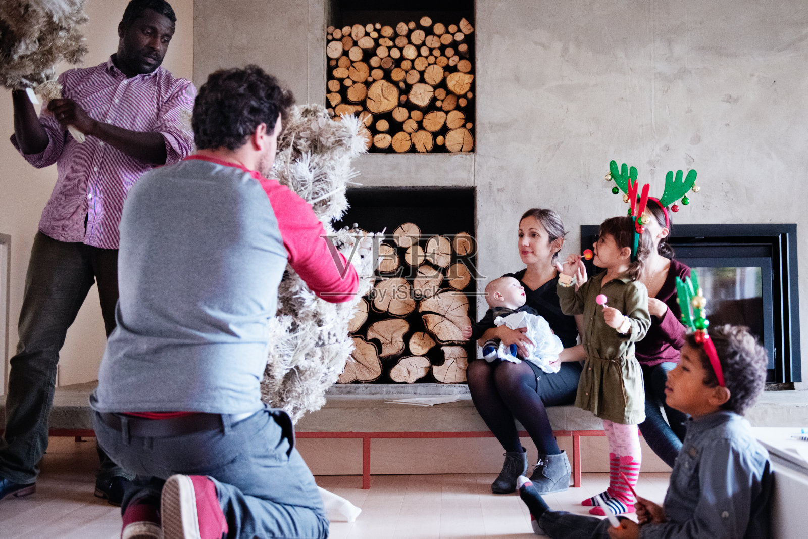 与多民族家庭和朋友一起过圣诞节照片摄影图片