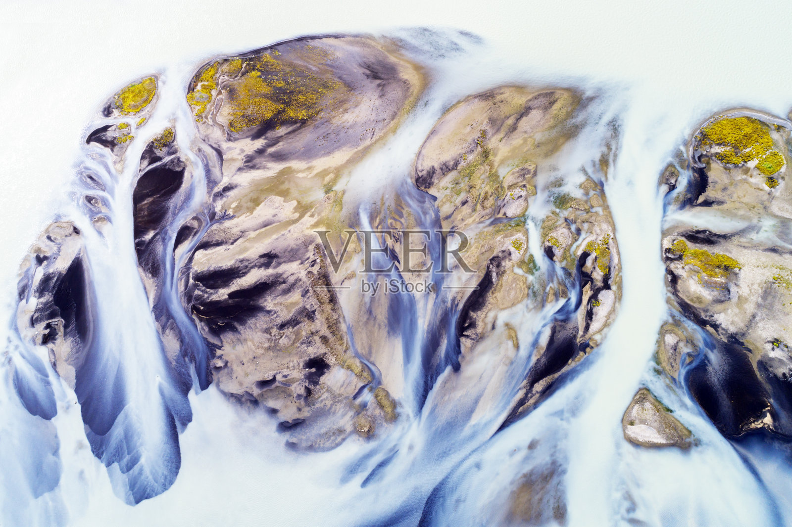 冰岛鸟瞰图，辫状河和小岛照片摄影图片