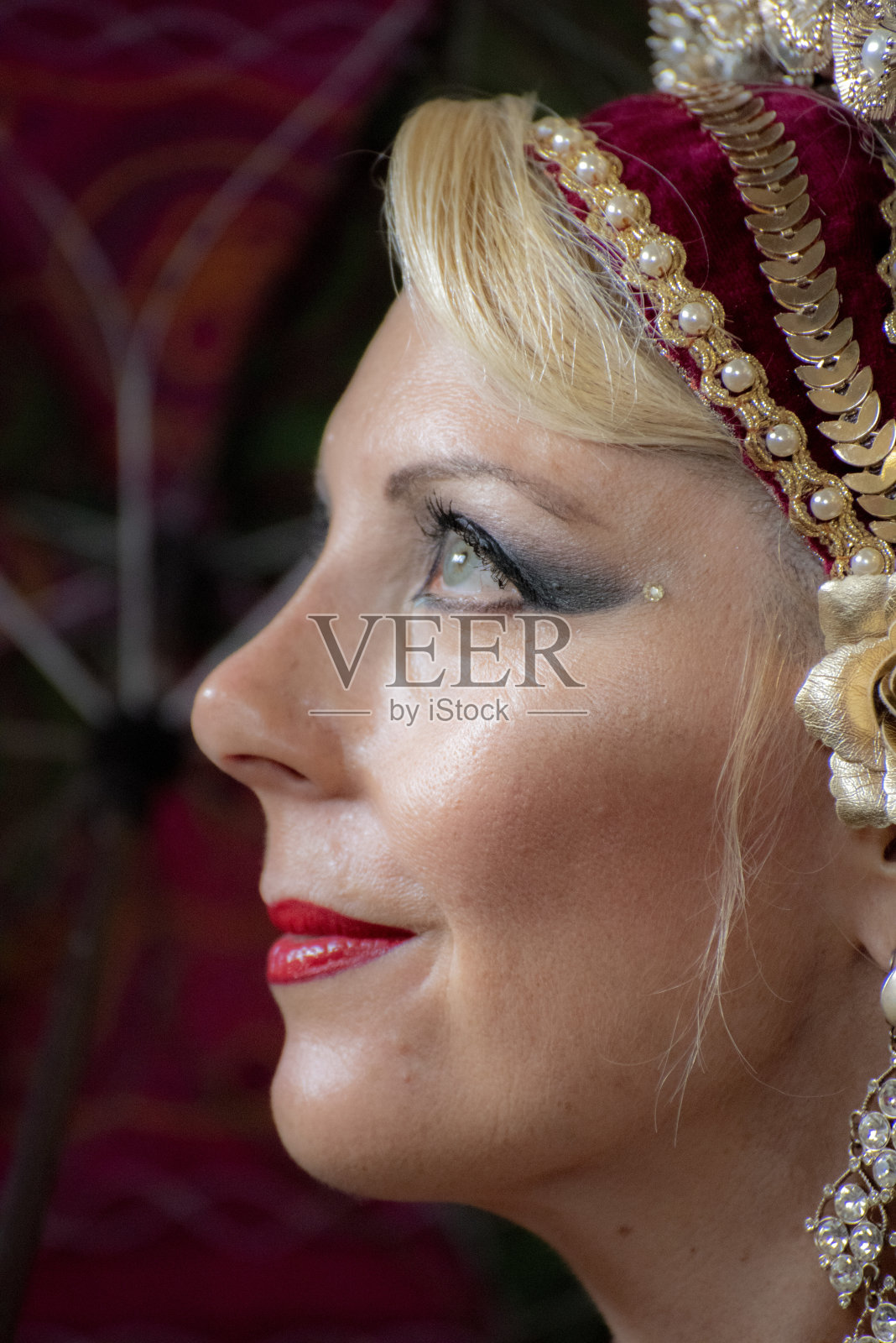 肚皮舞的极端近的侧面视图照片摄影图片