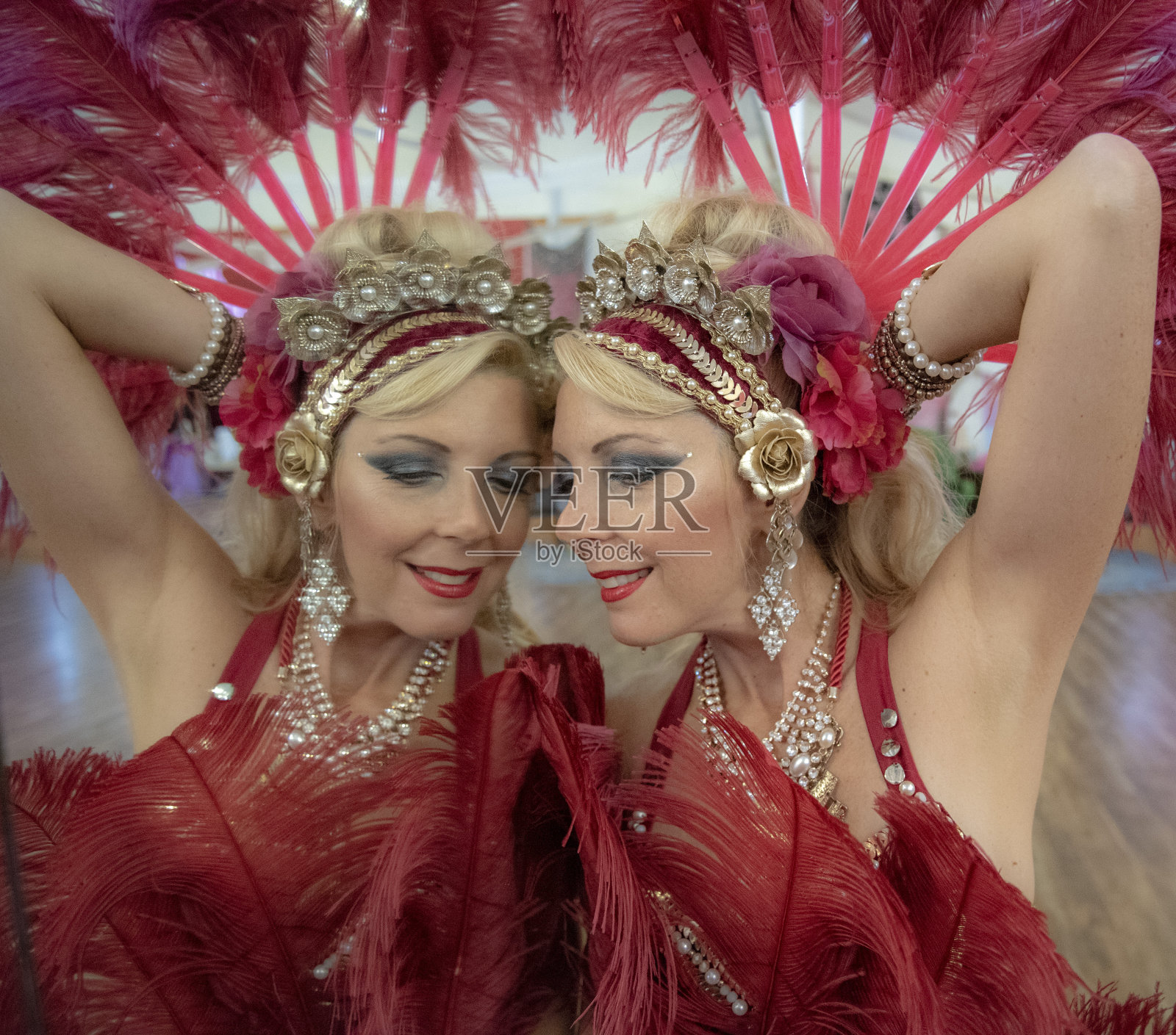 马其顿肚皮舞演员在镜子里用自己的形象排练。照片摄影图片