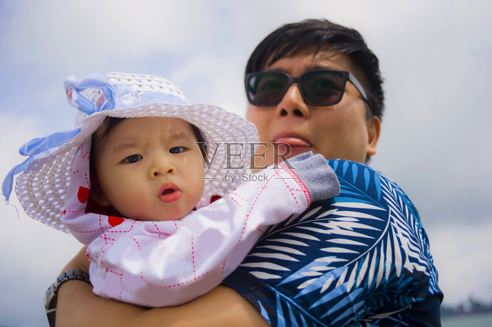 户外生活方式肖像年轻的快乐和骄傲的亚洲韩国男人作为爱的父亲抱着可爱的女儿宝贝女孩在假期出游家庭旅游和旅游概念照片摄影图片