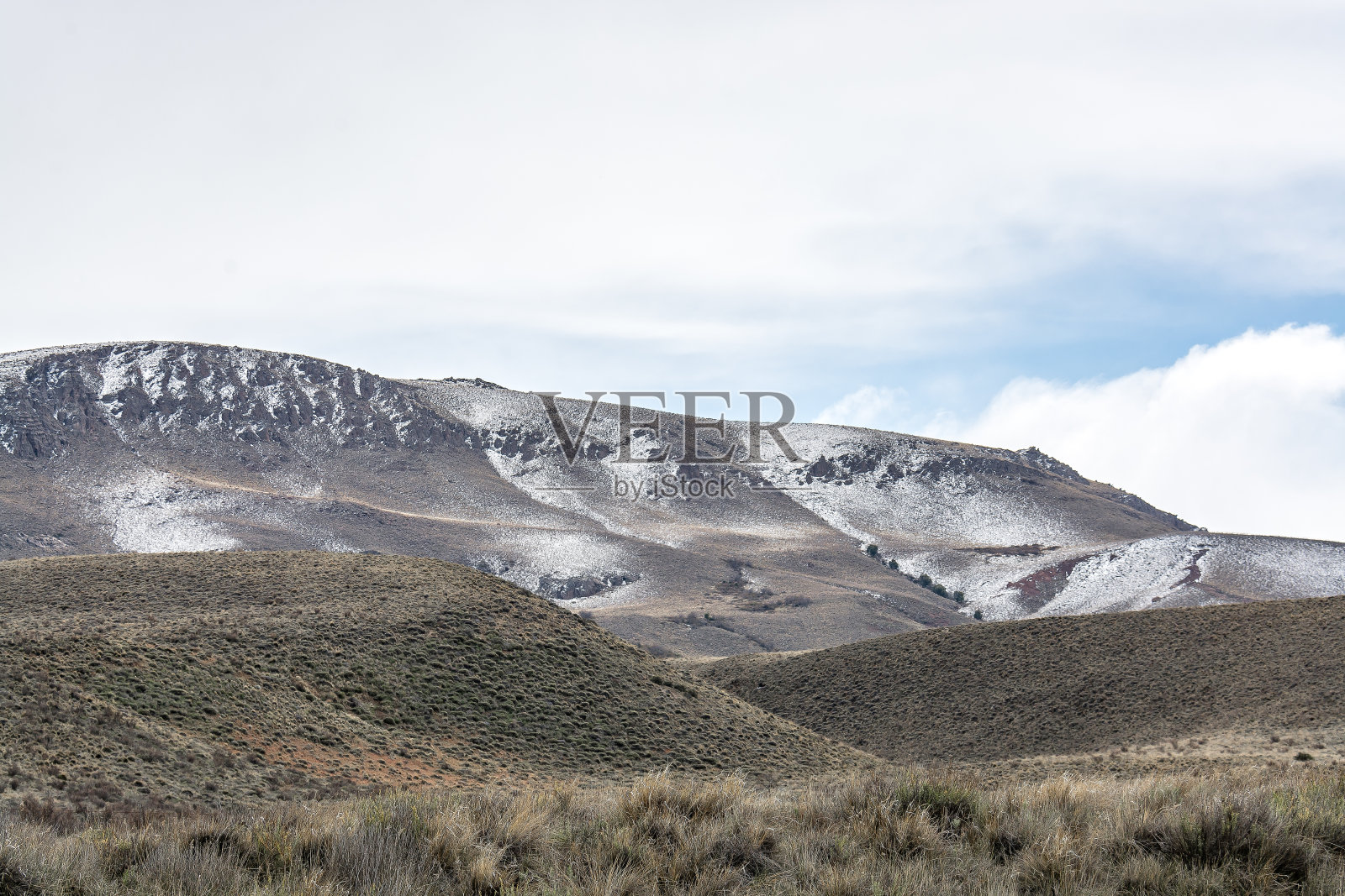 山被轻轻覆盖，天空有许多云彩照片摄影图片