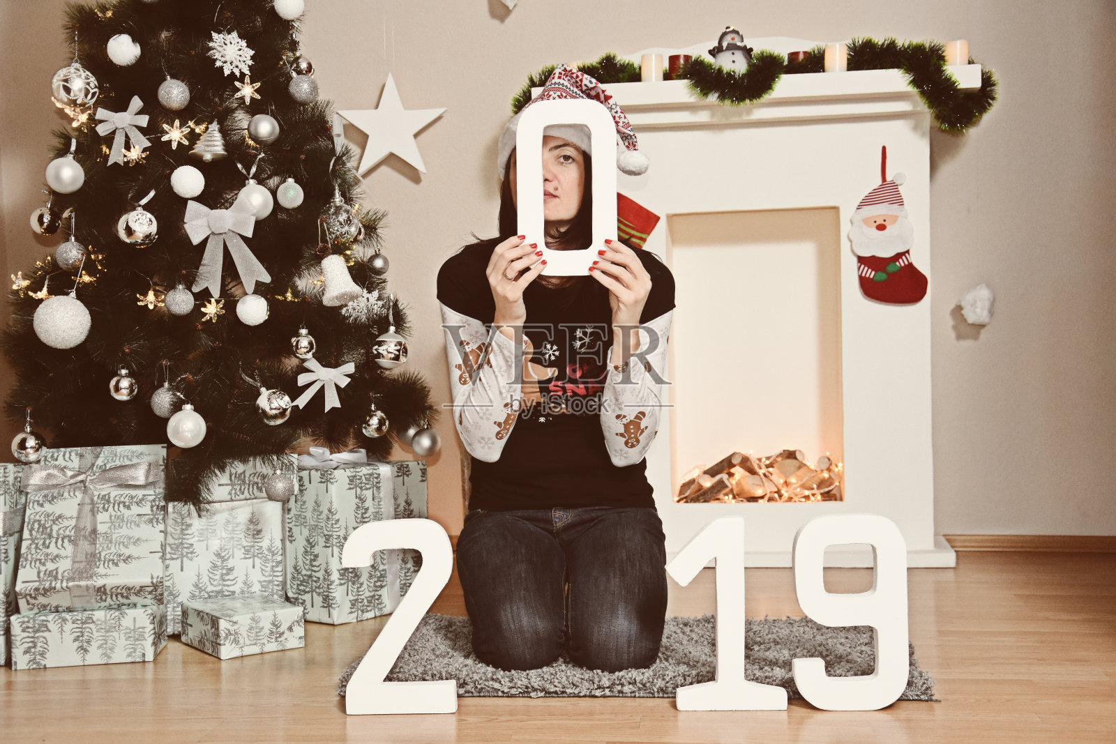 美丽的女人在圣诞树下的数字2019照片摄影图片