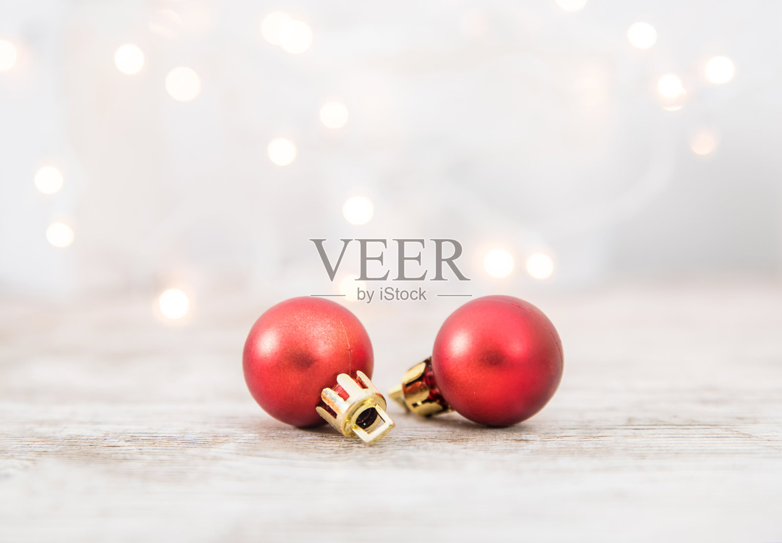 圣诞节球与散焦灯背景照片摄影图片