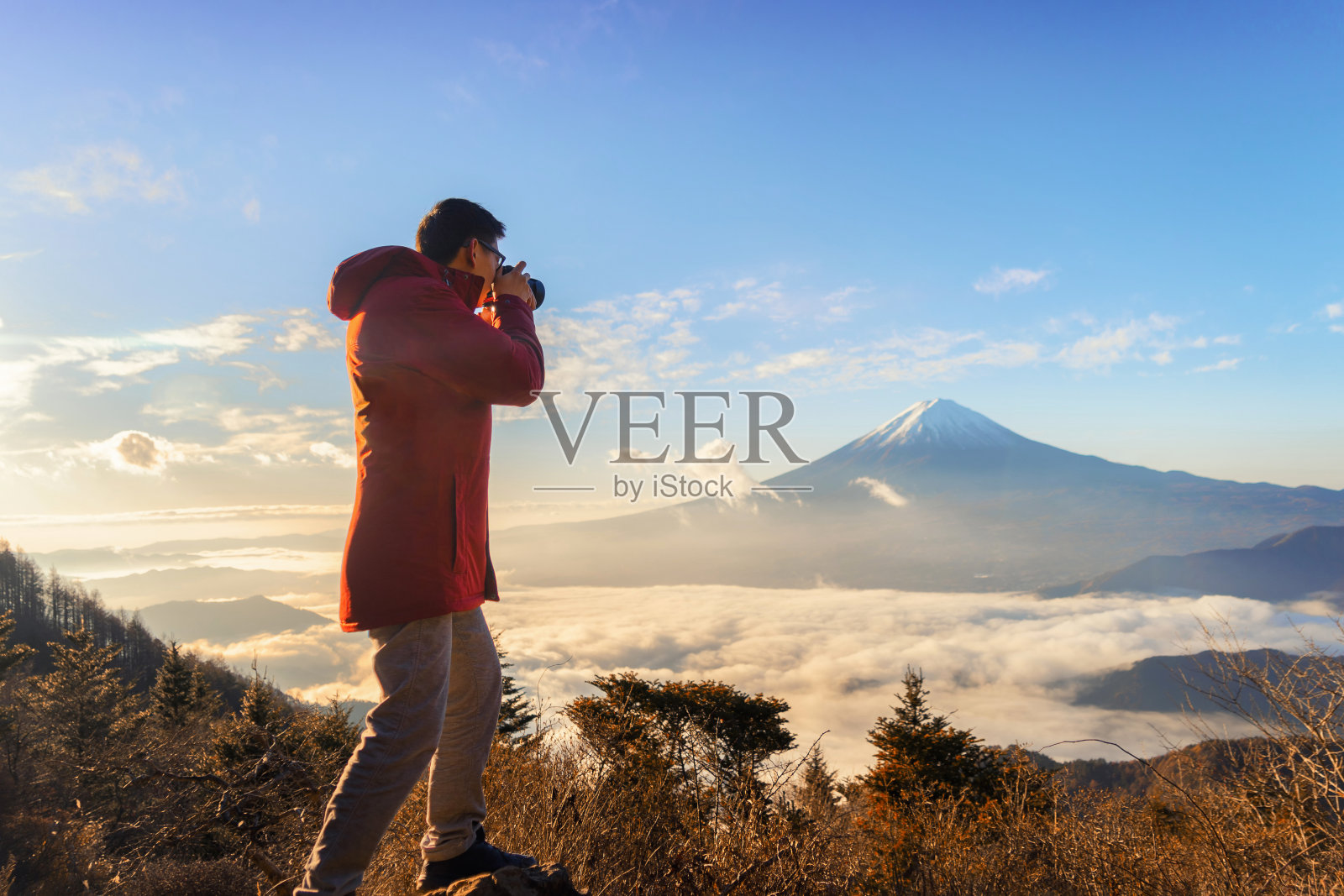 亚洲摄影师拍摄的风景照片与早晨的薄雾或雾在富士山日出在藤川口子，山梨，日本。与山景观。照片摄影图片